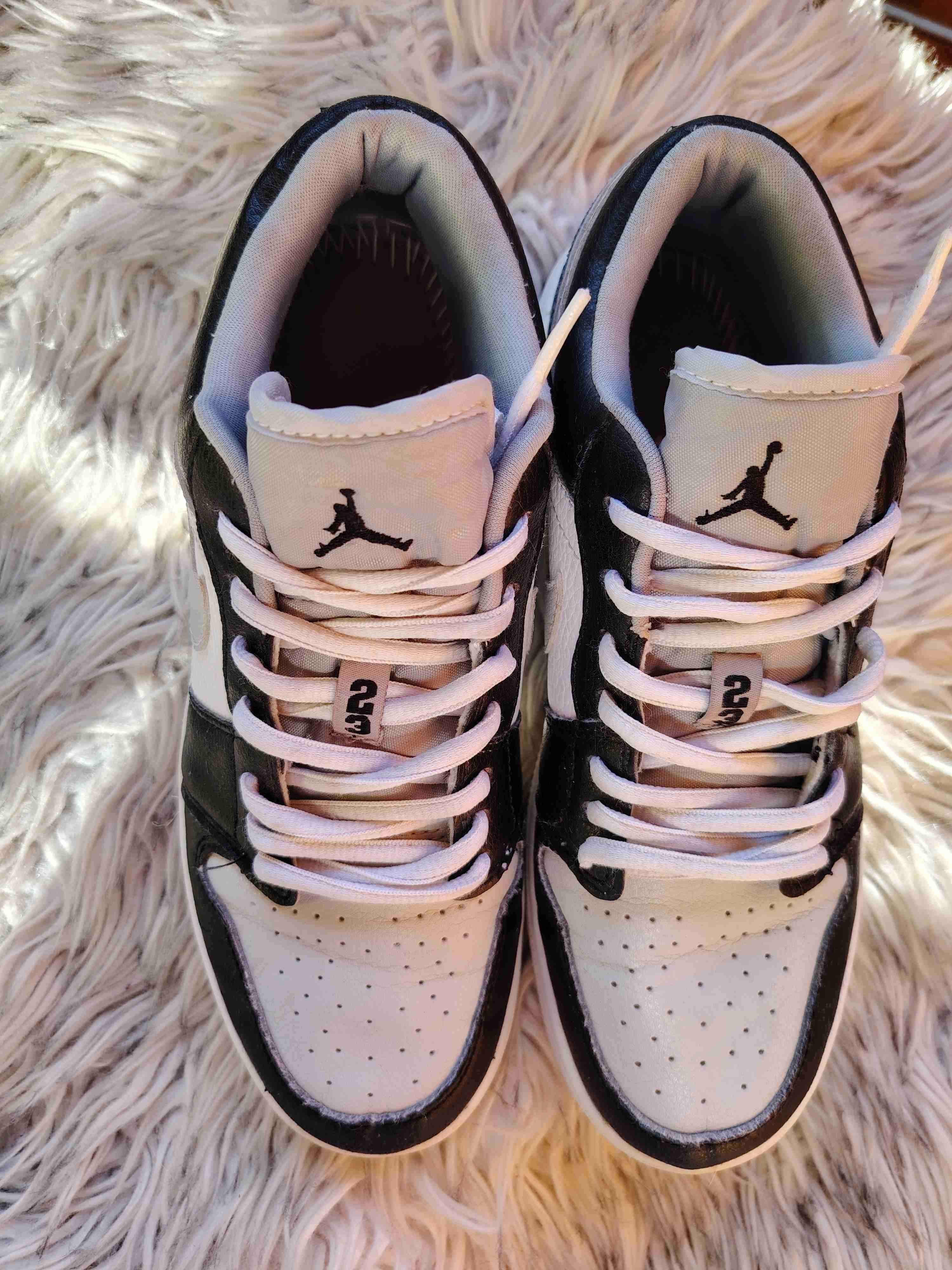 Zapatillas deportivas blancas y negras - miniatura 3