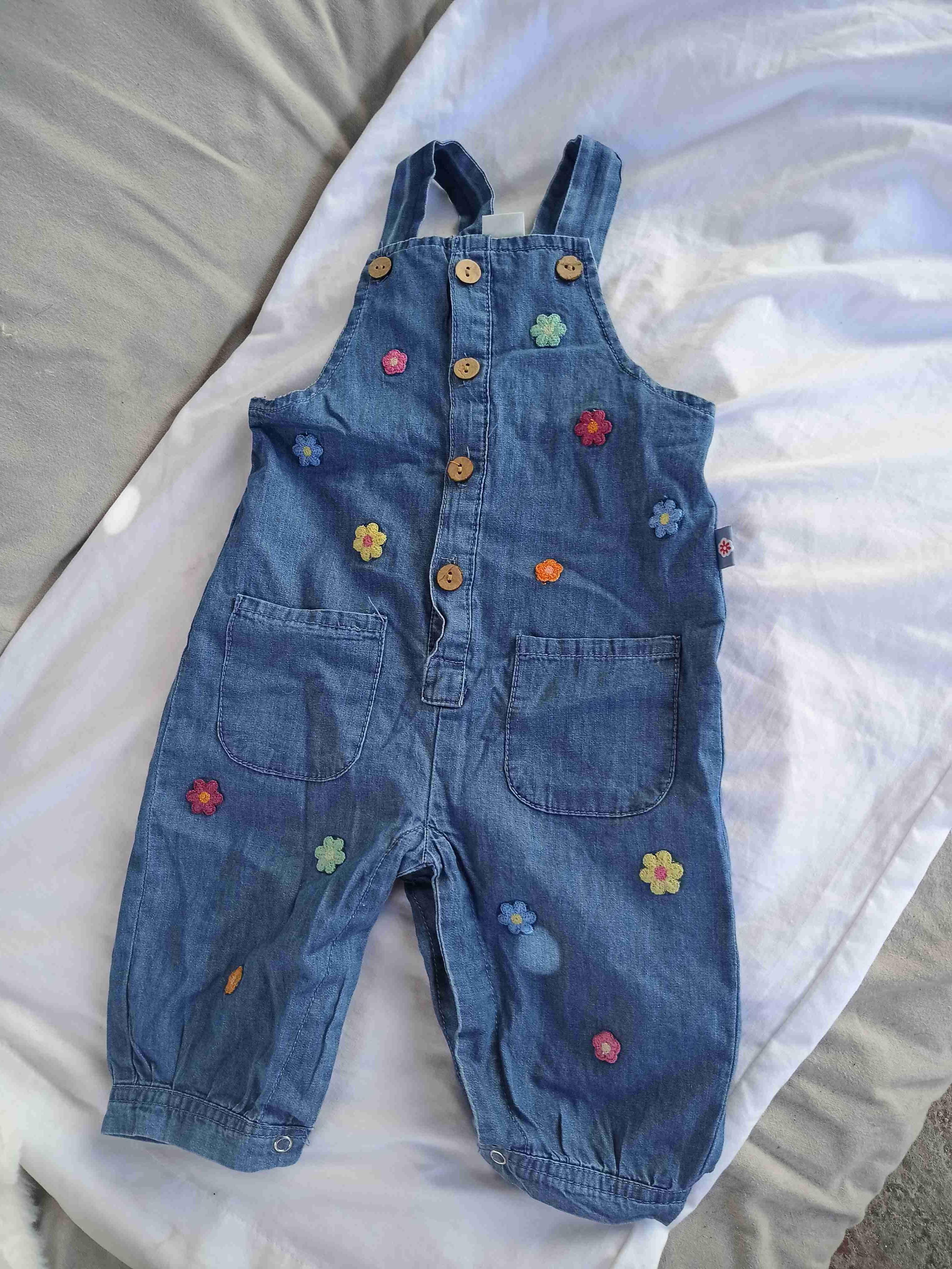 Jardinera jeans con flores bordadas