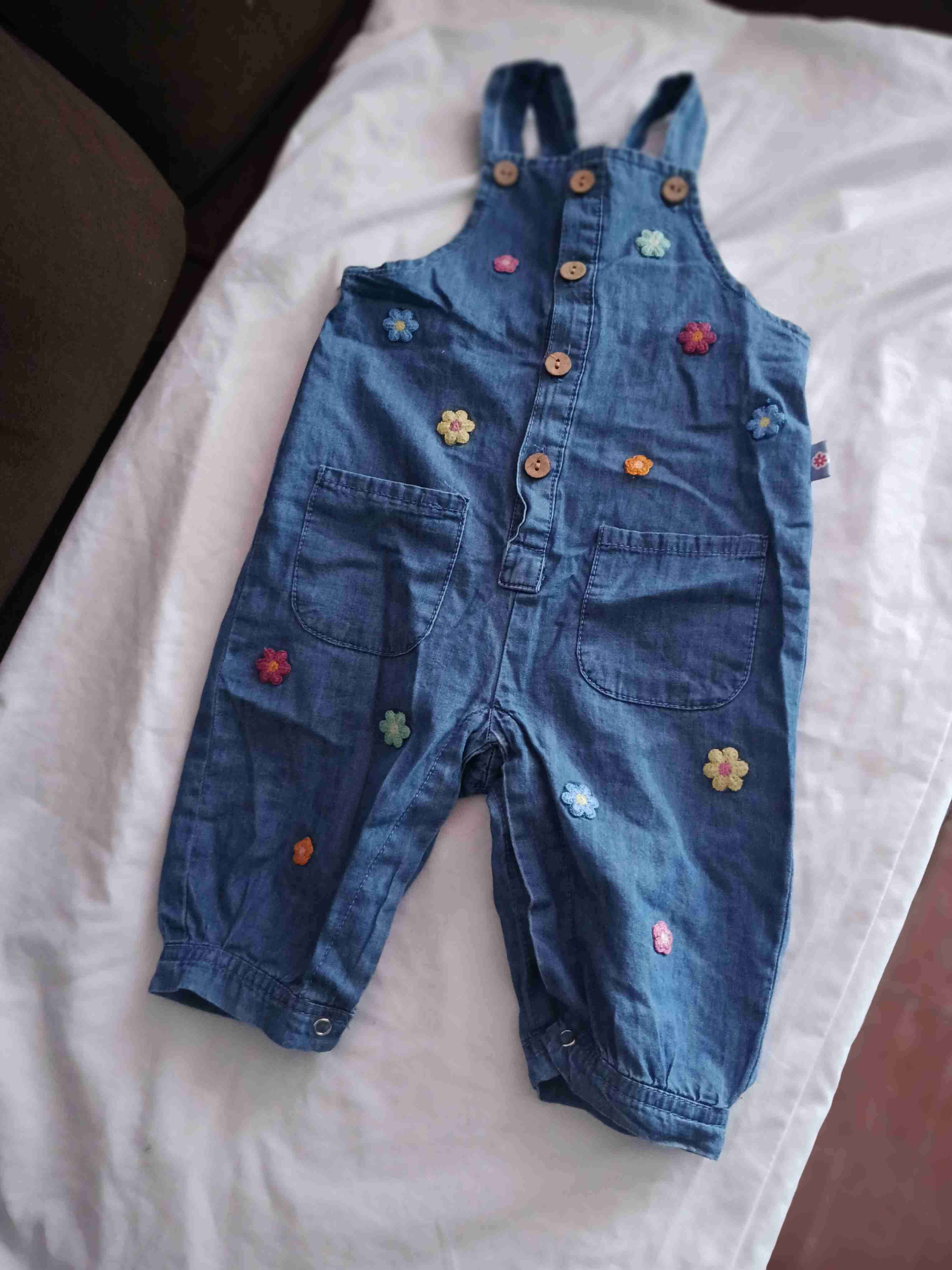 Jardinera jeans con flores bordadas - miniatura 3