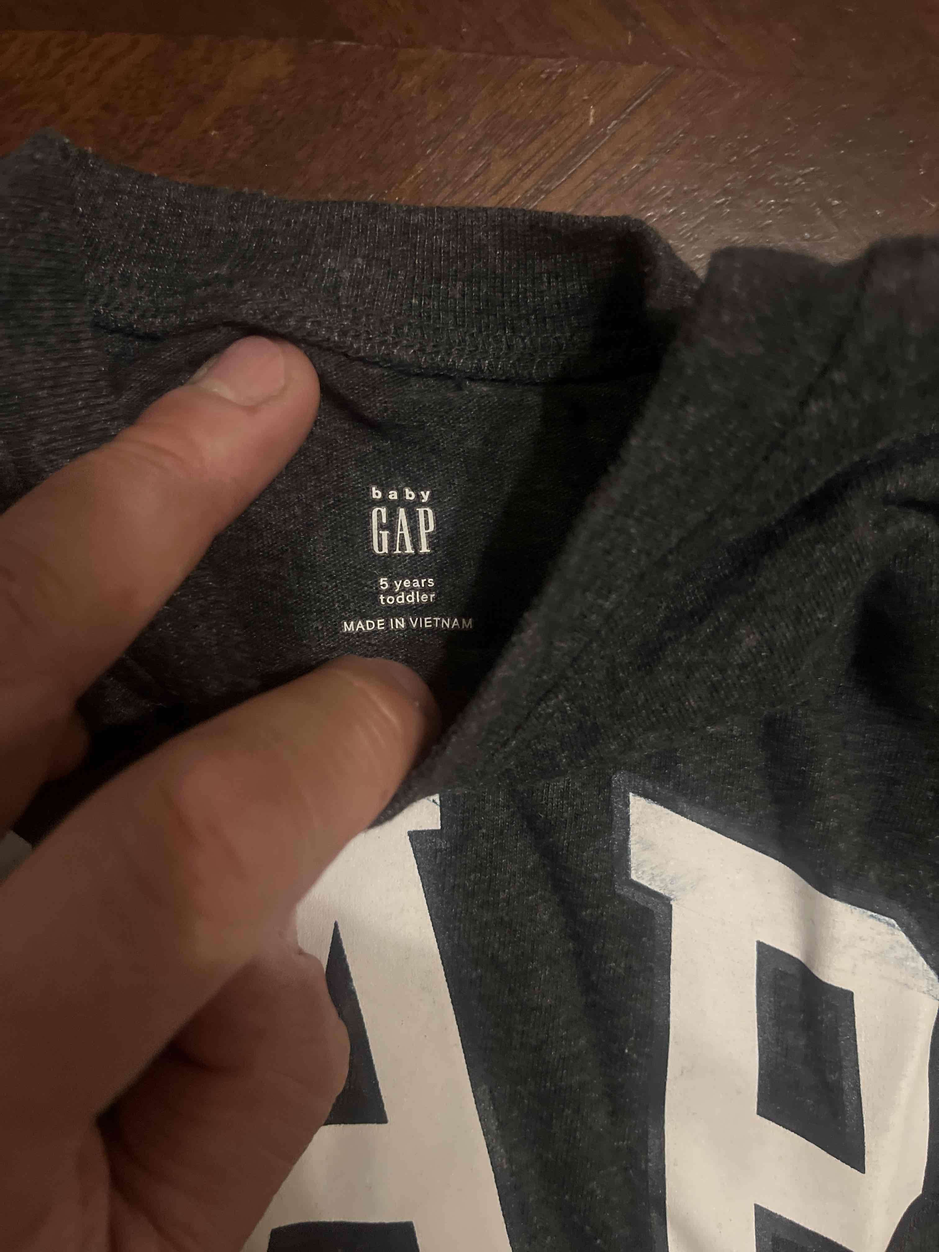 Polera GAP gris para niño - miniatura 2