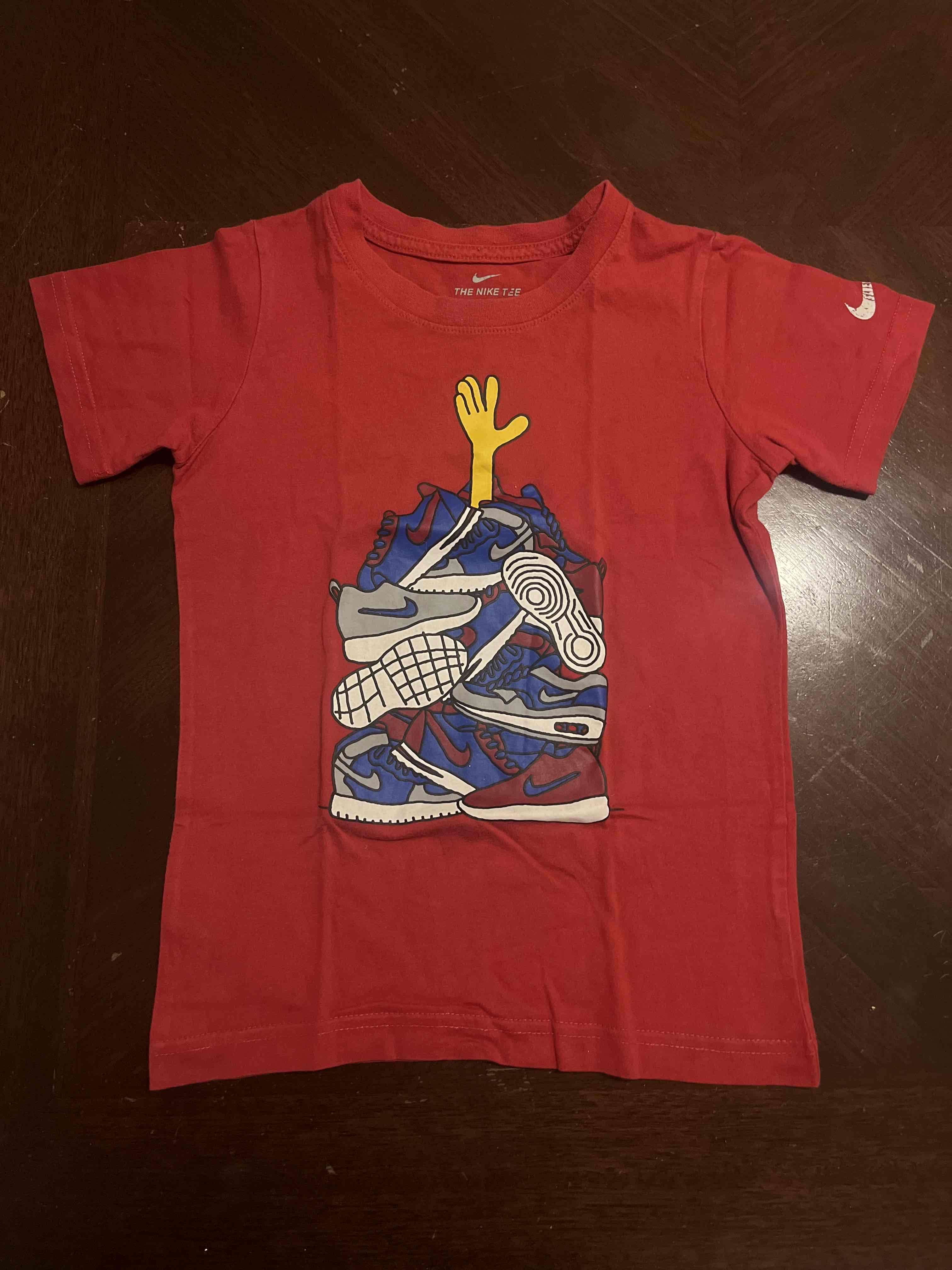 Polera roja Nike para niño