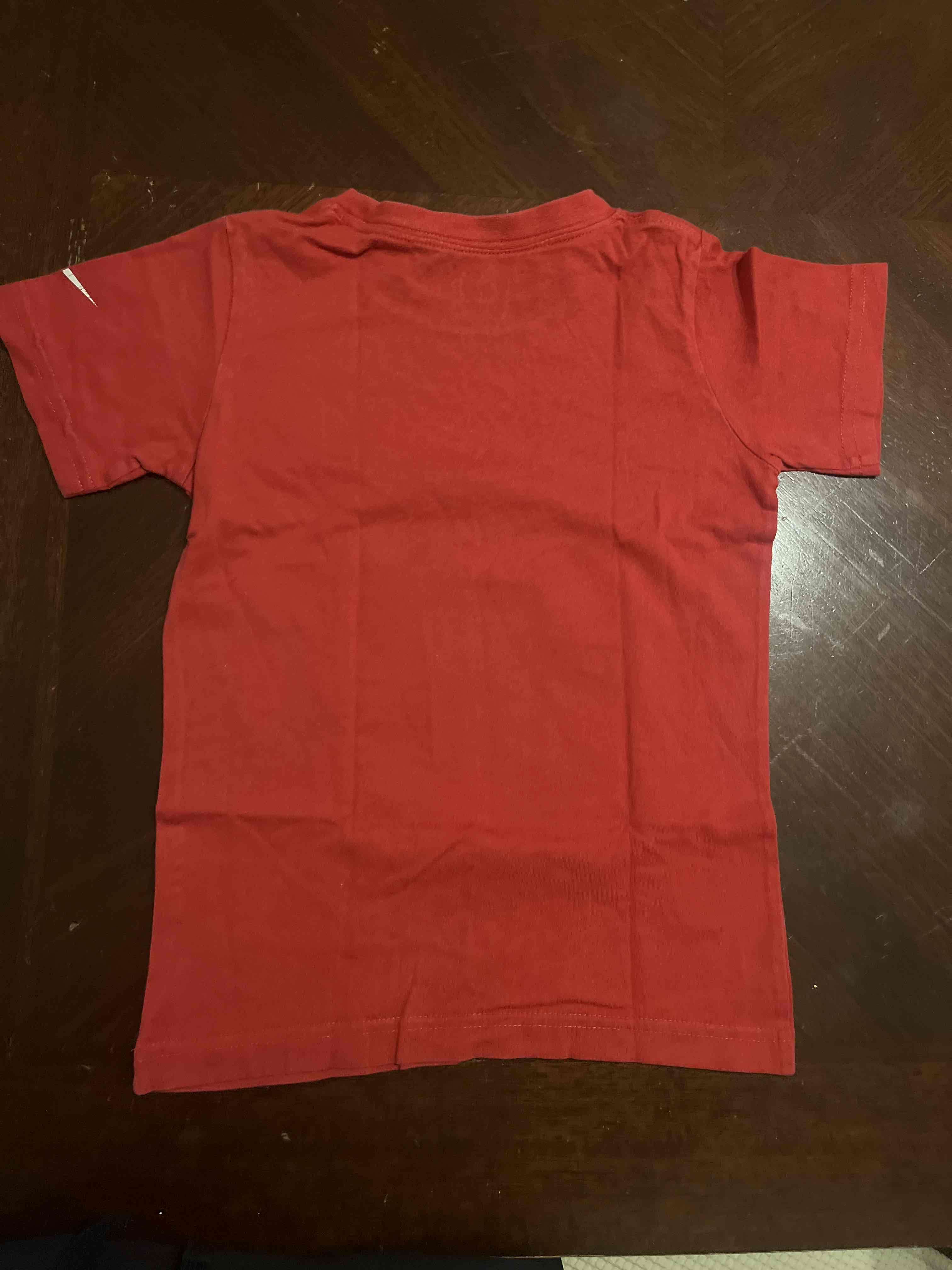 Polera roja Nike para niño - miniatura 3