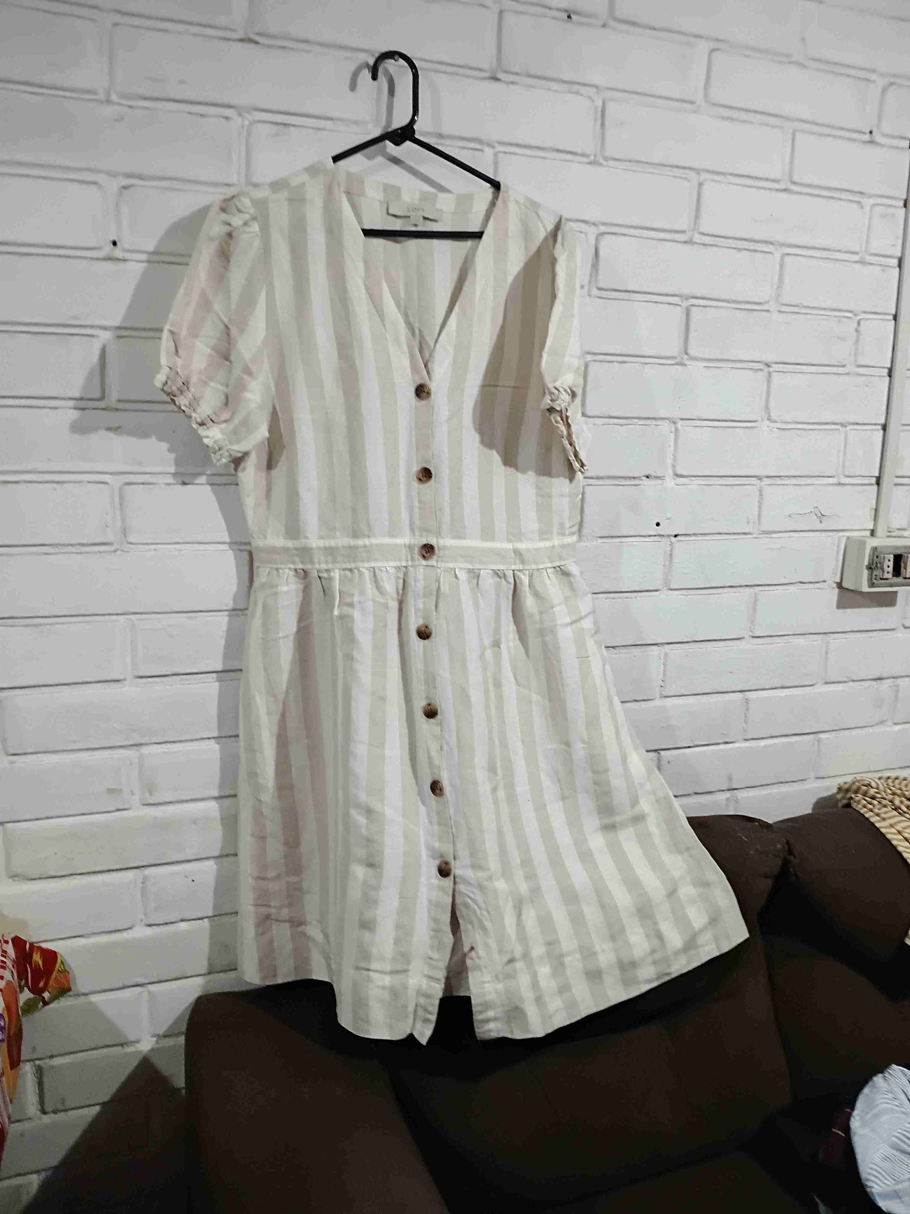 Vestido rayado beige con botones