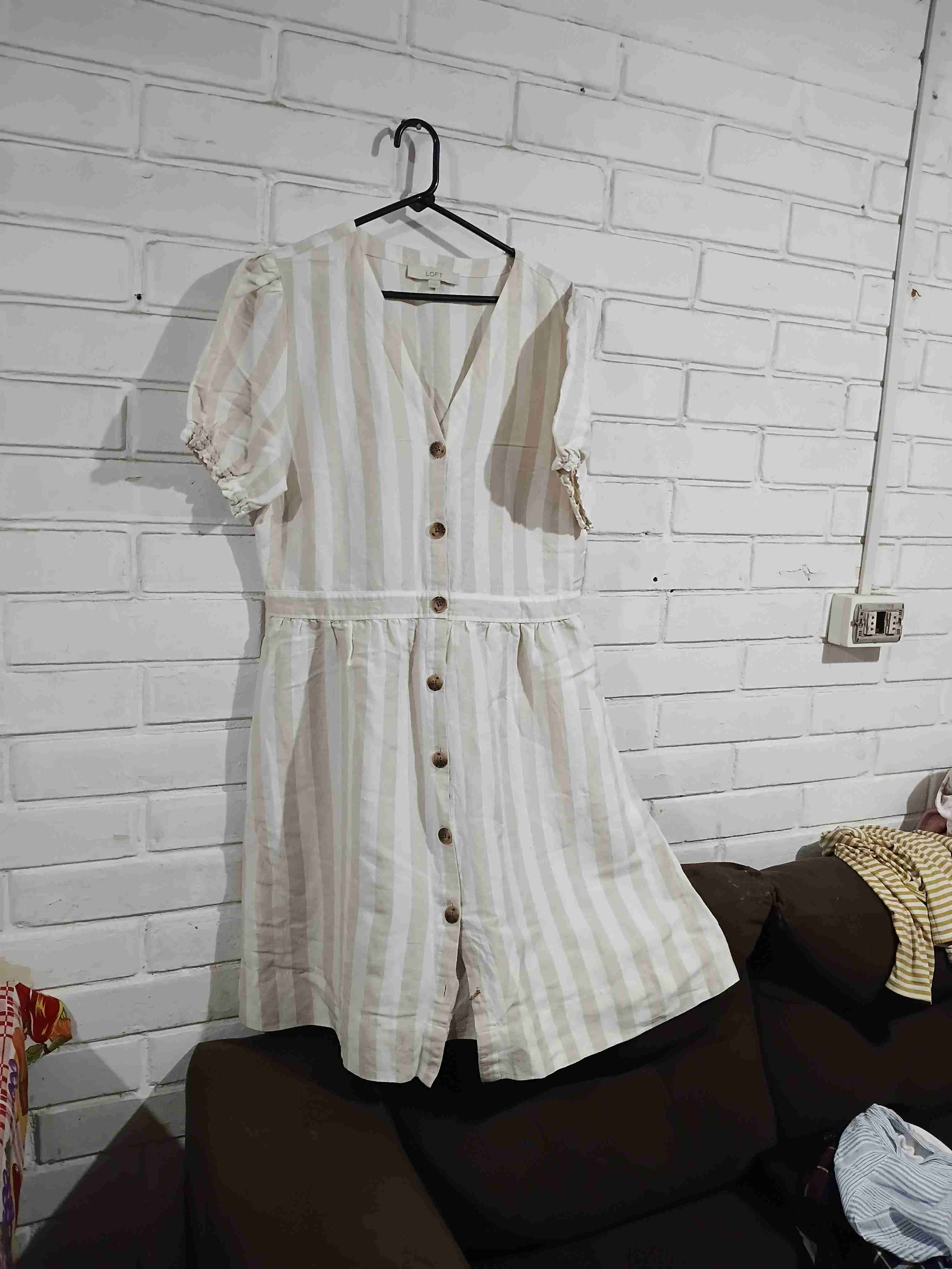 Vestido rayado beige con botones - miniatura 2