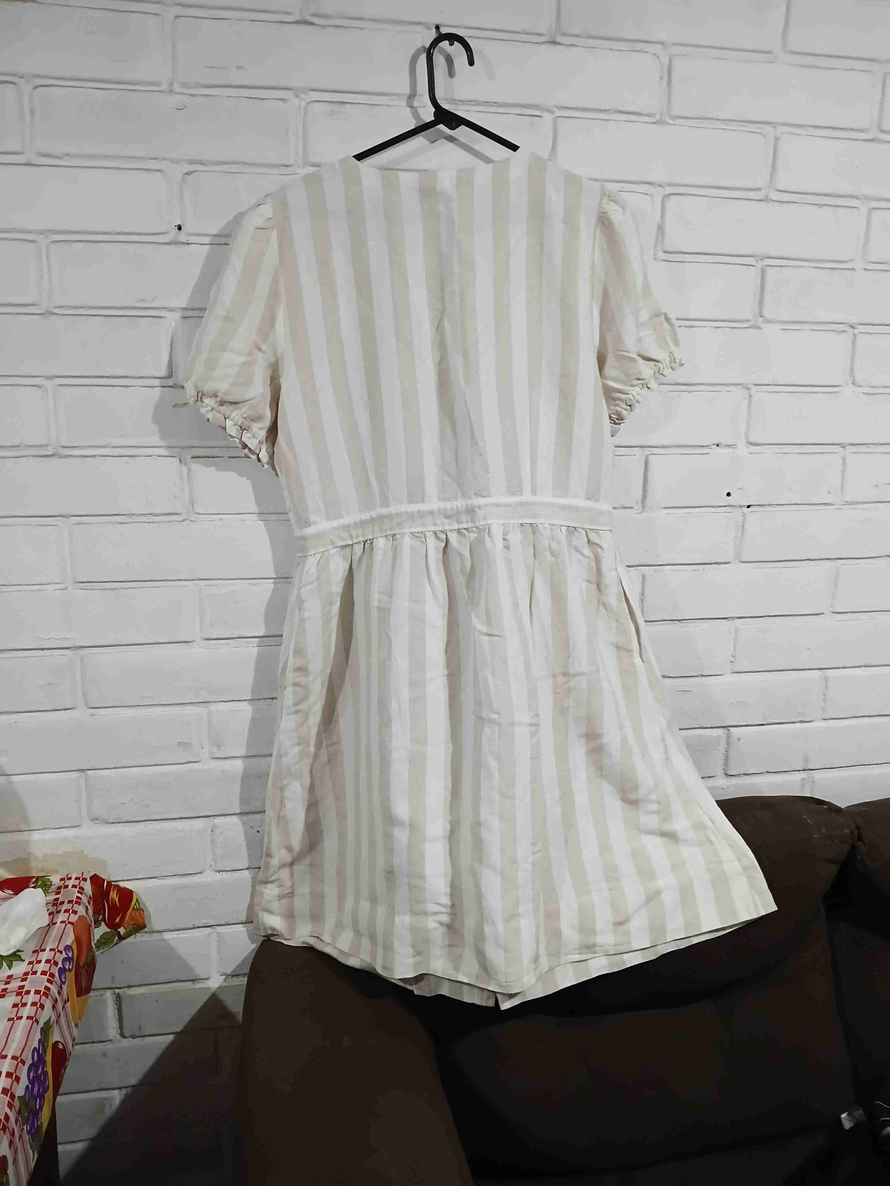 Vestido rayado beige con botones - miniatura 3