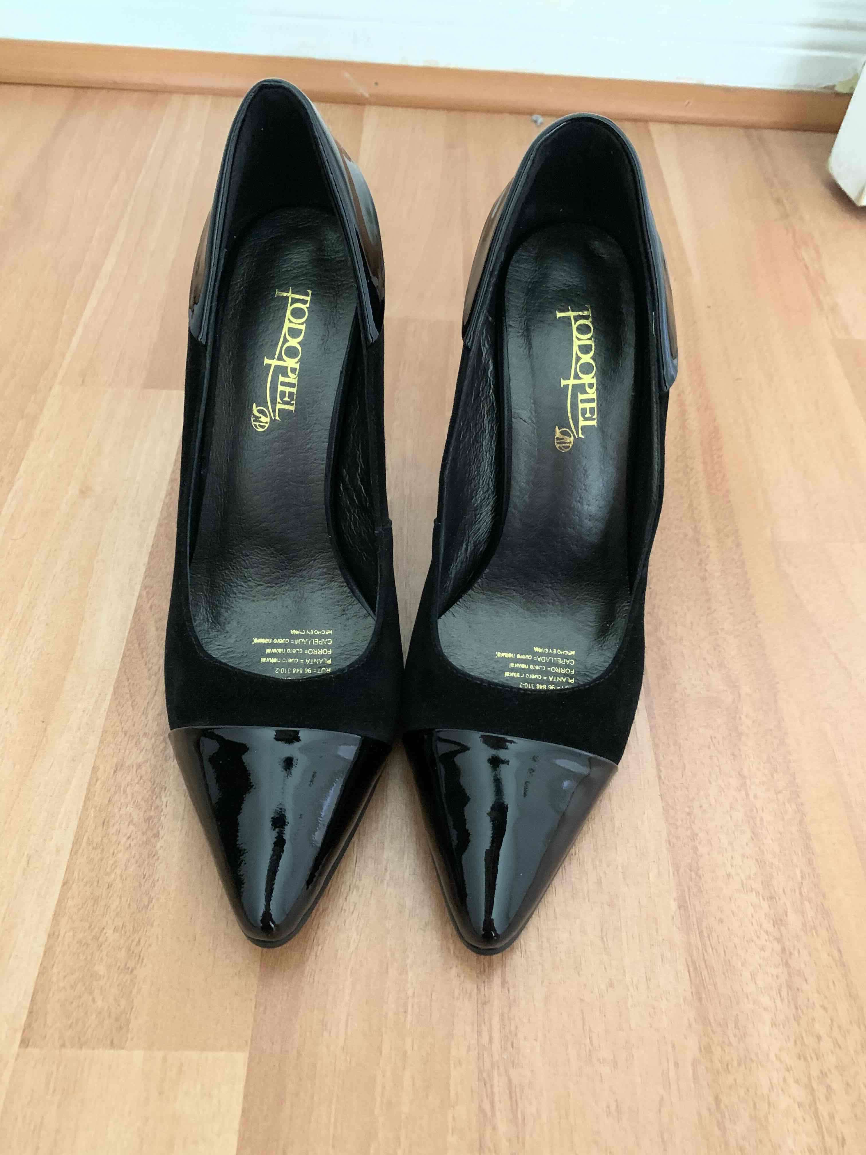 Tacones negros de charol - miniatura 2