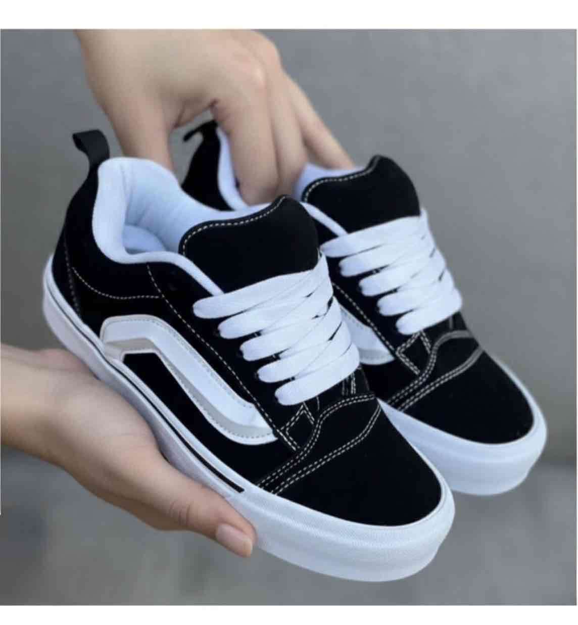 Zapatillas negras con detalles blancos