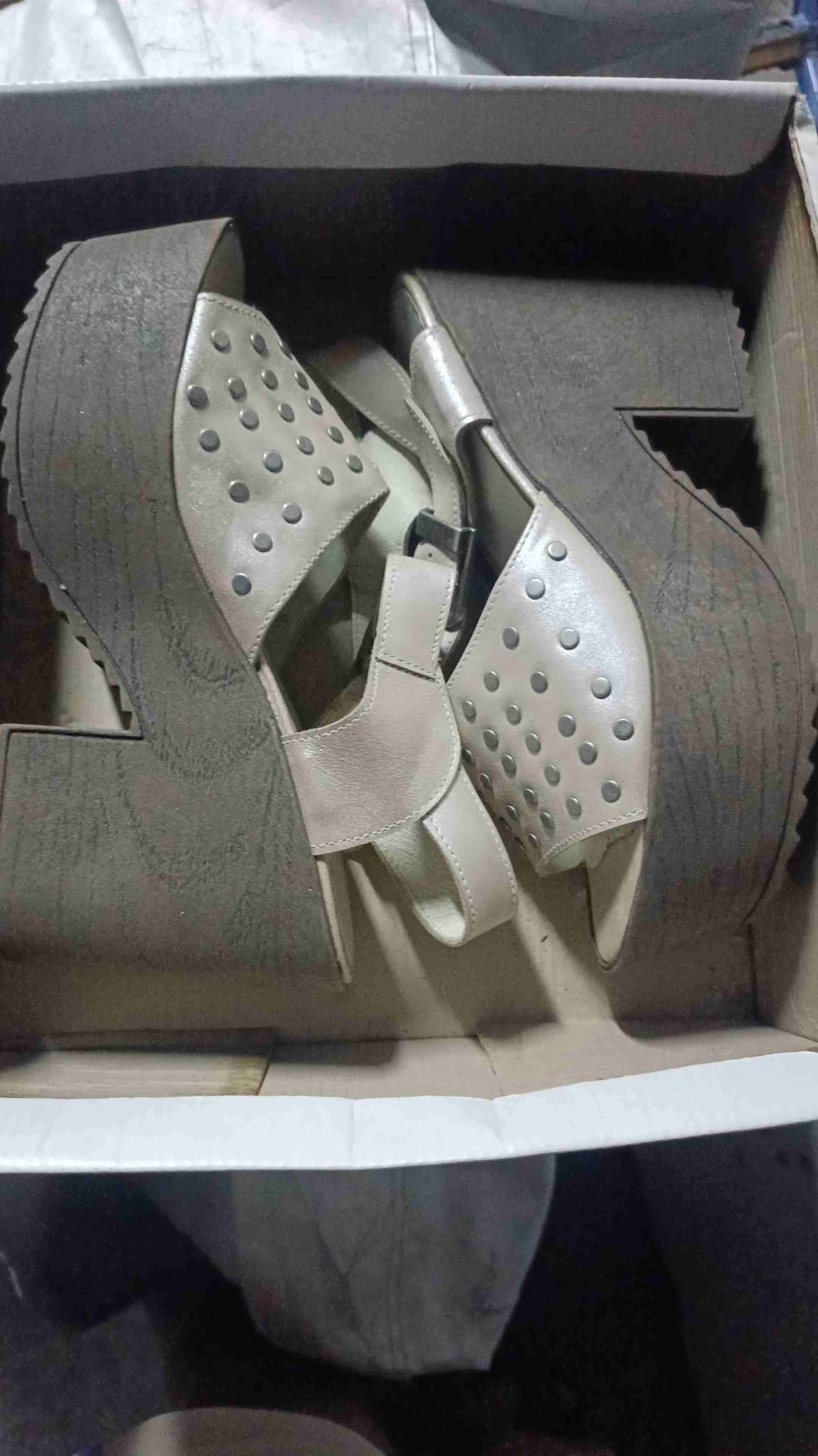 Sandalias beige con plataforma