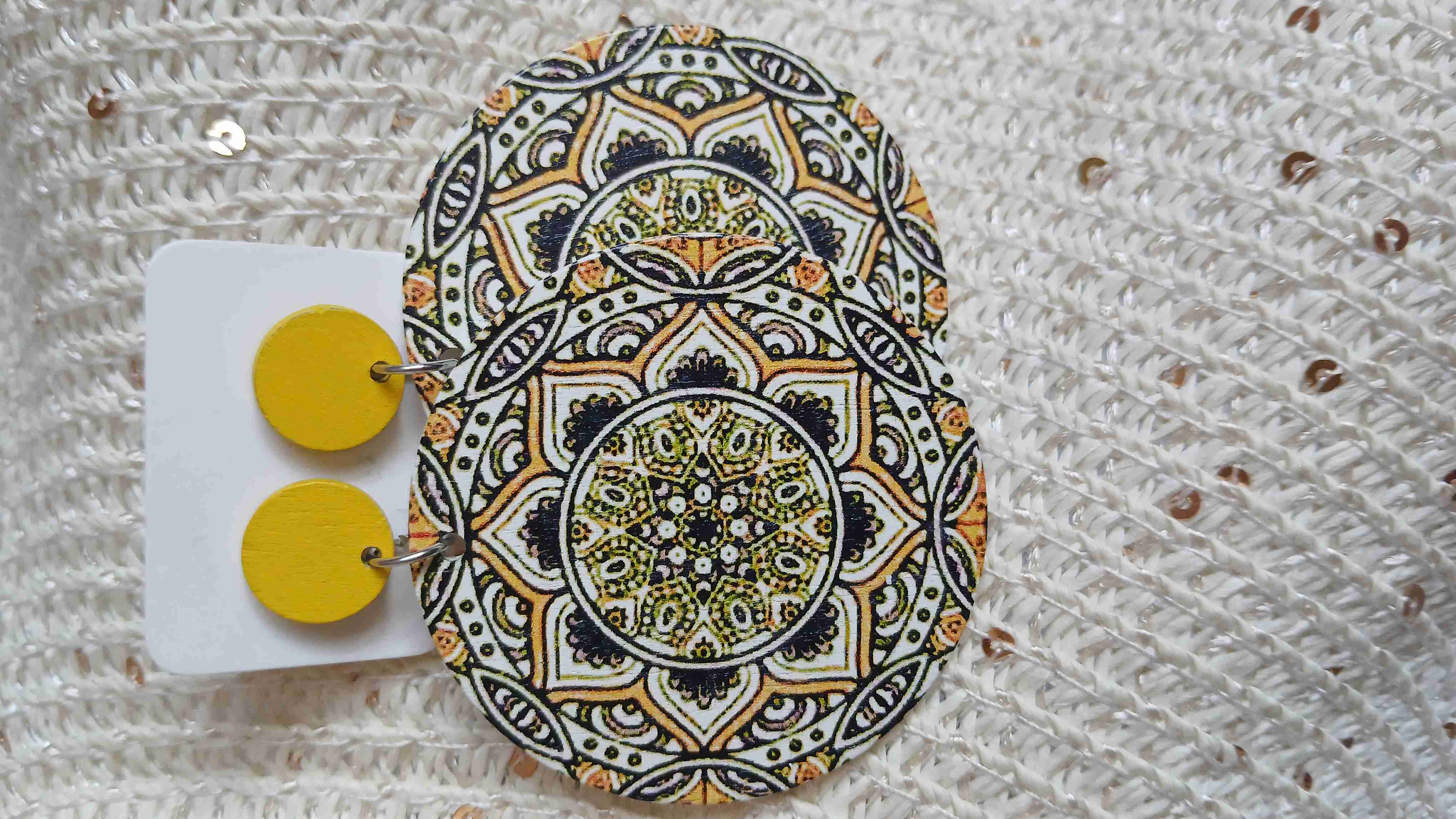 Aros étnicos amarillos y estampados - miniatura 2