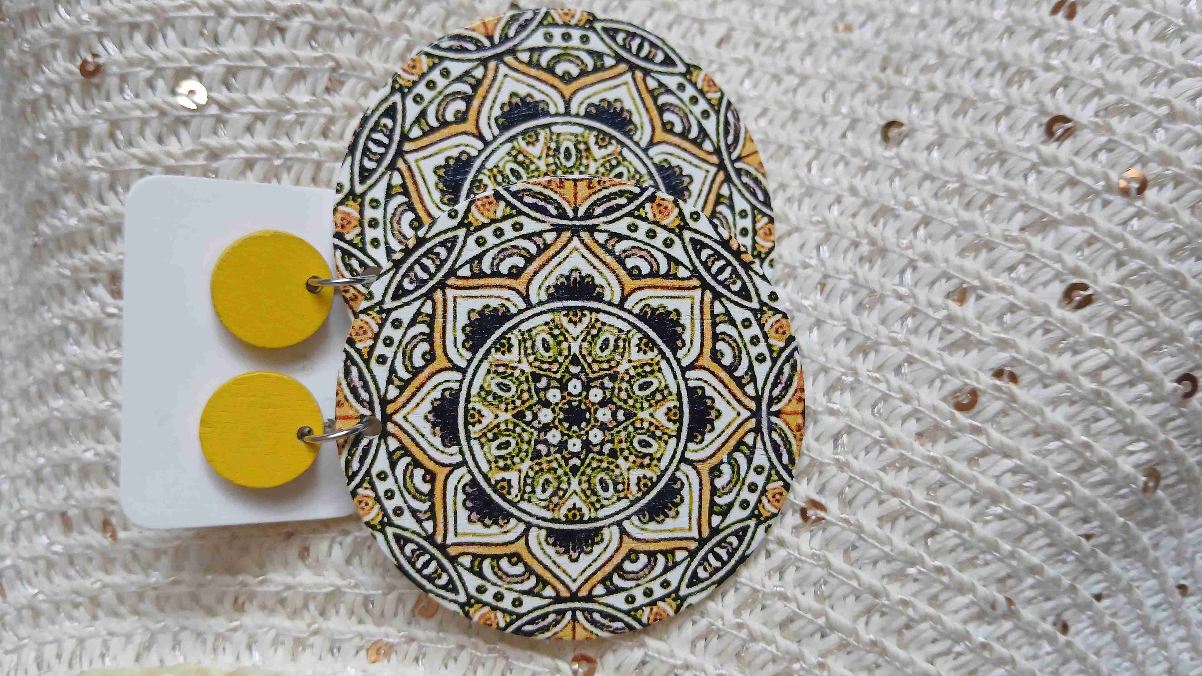 Aros étnicos amarillos y estampados - miniatura 4