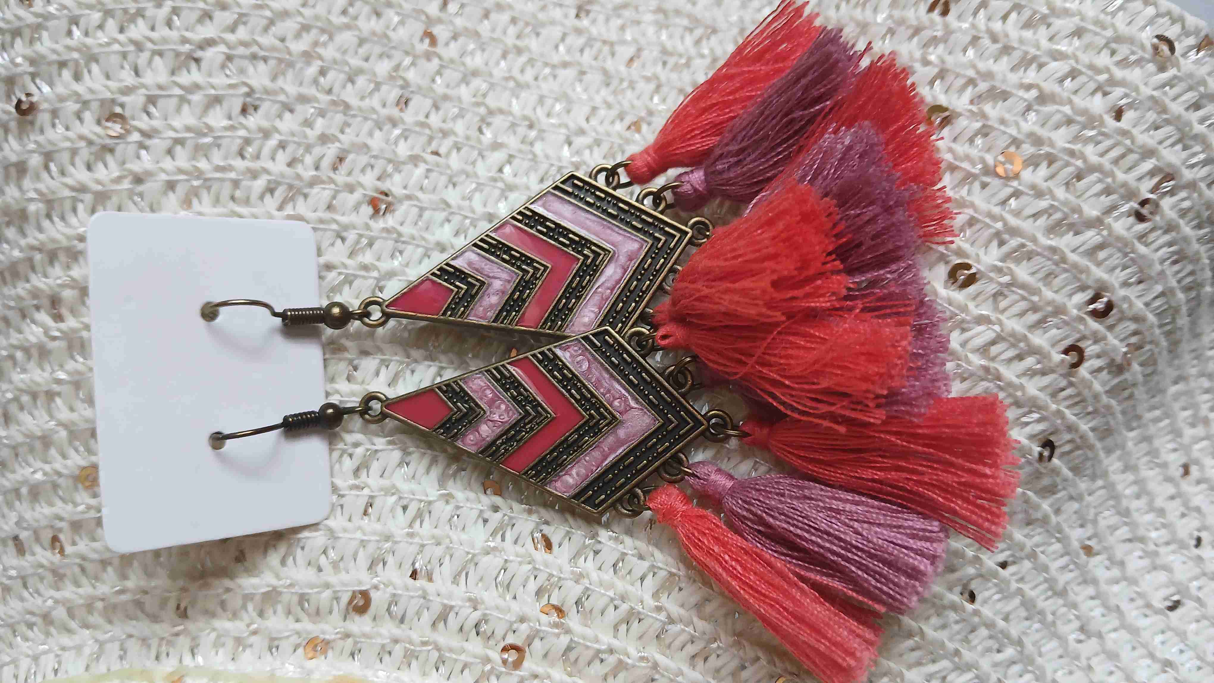 Aros colgantes con flecos rojos