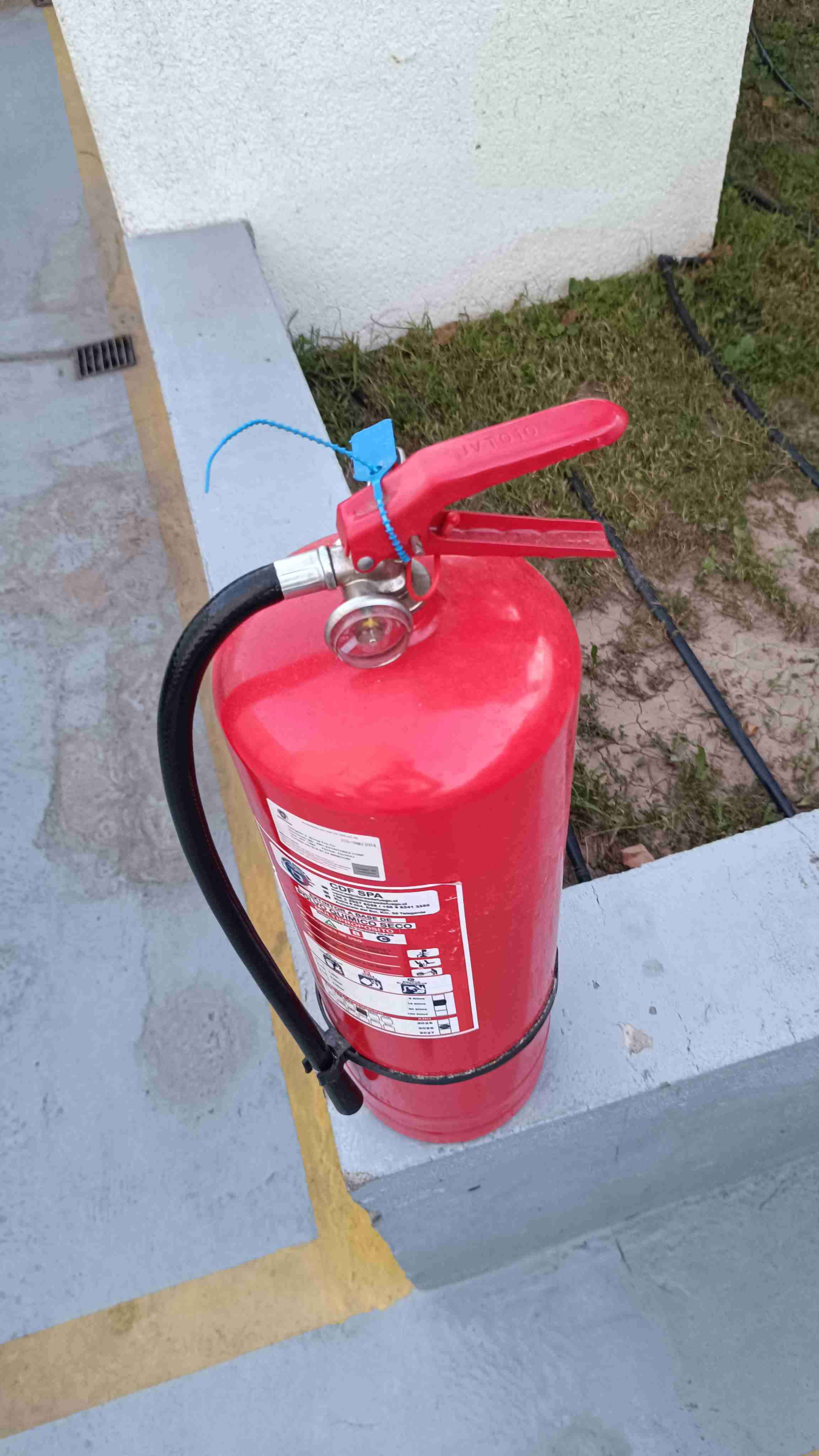 Extintor de incendio rojo