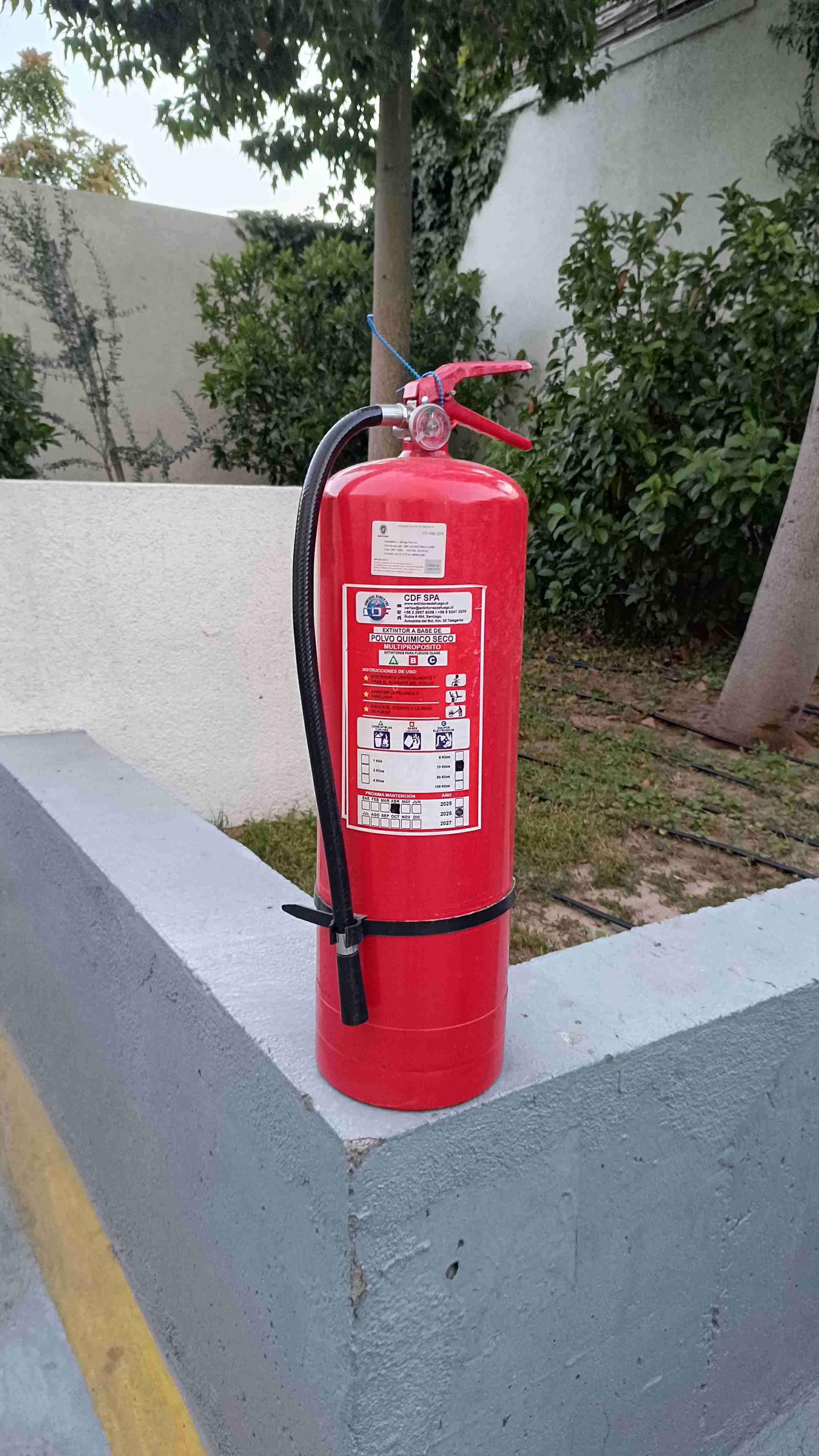 Extintor de incendio rojo - miniatura 2