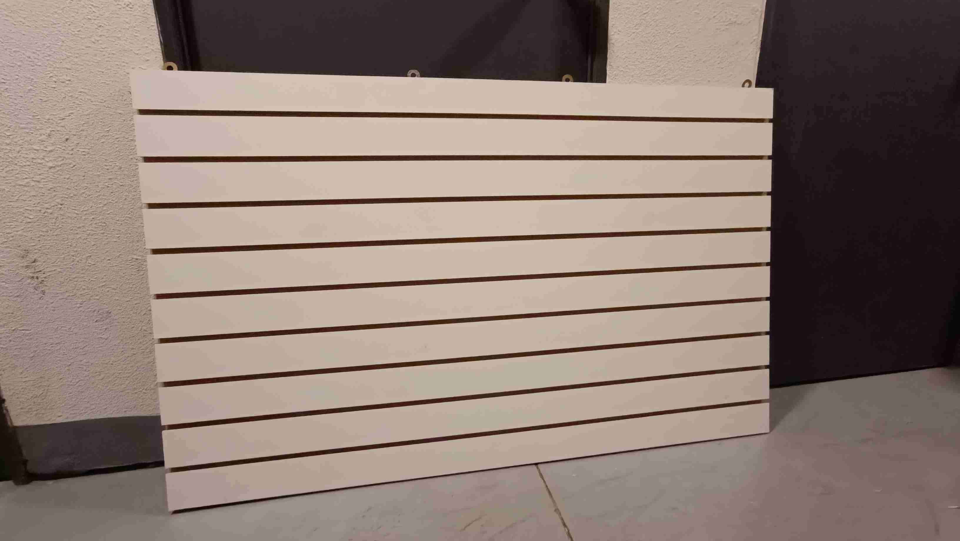 Panel ranurado blanco para exhibición - miniatura 2