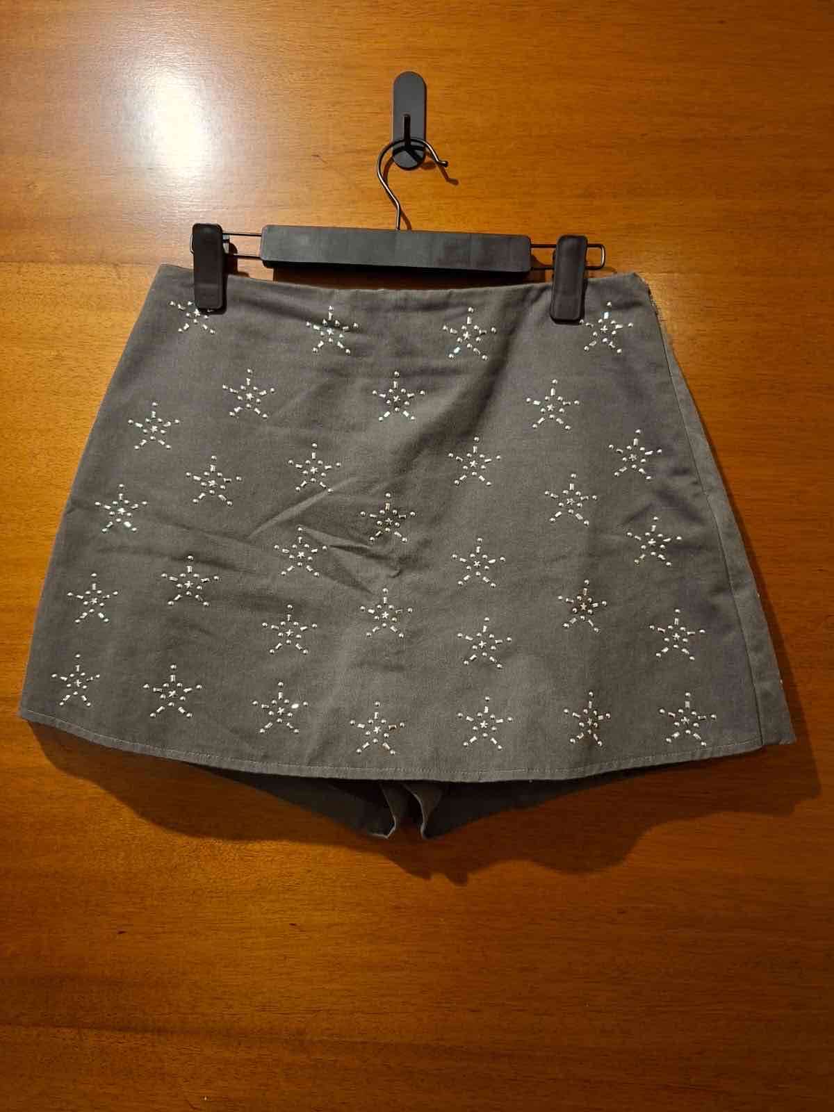 Falda gris con detalles bordados