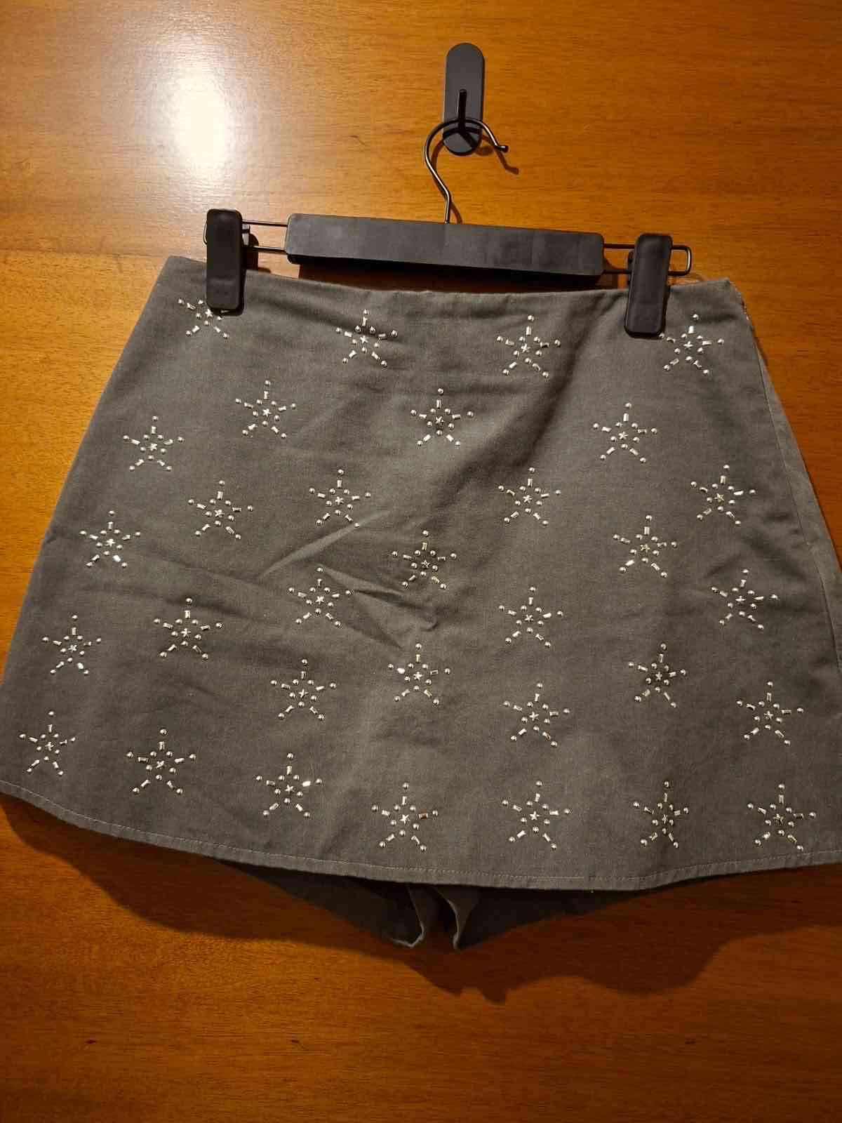 Falda gris con detalles bordados - miniatura 2