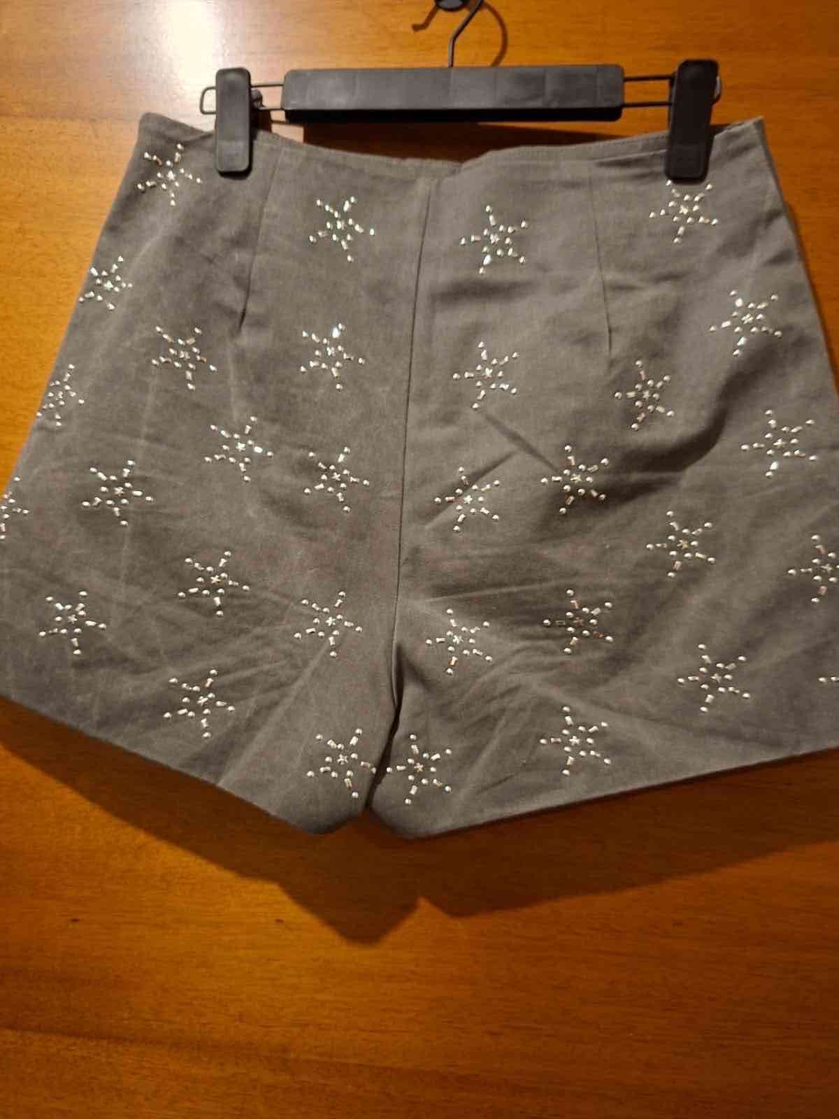 Falda gris con detalles bordados - miniatura 3