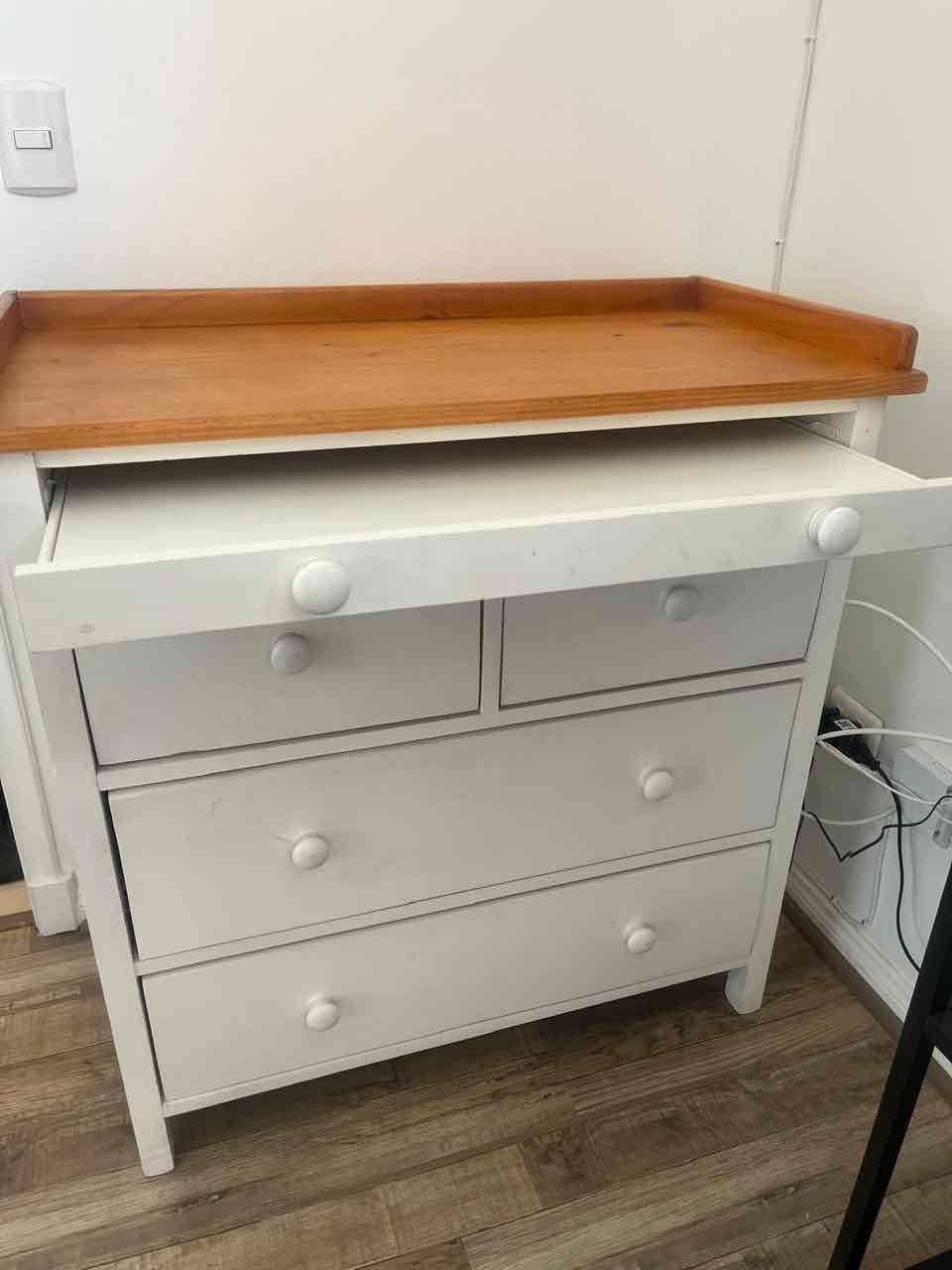 Cómoda blanca de madera con mudador - miniatura 3