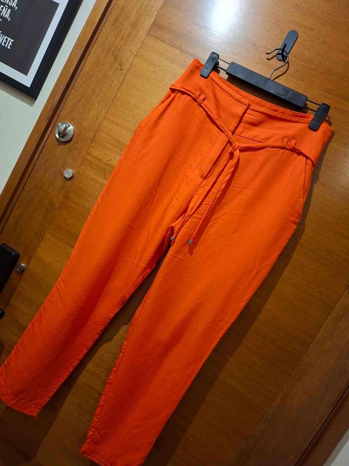Pantalones anaranjados con cinturón