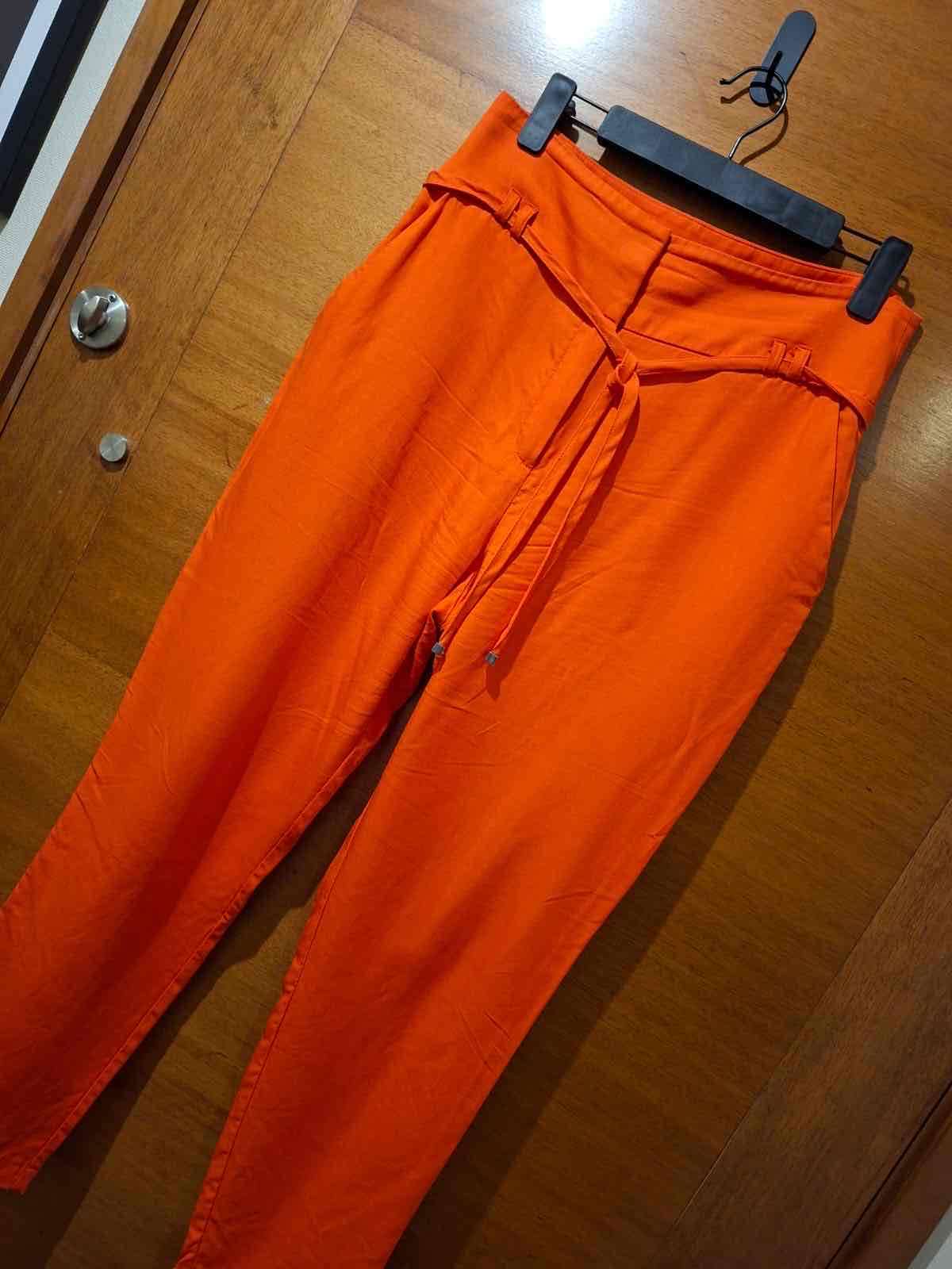 Pantalones anaranjados con cinturón - miniatura 2