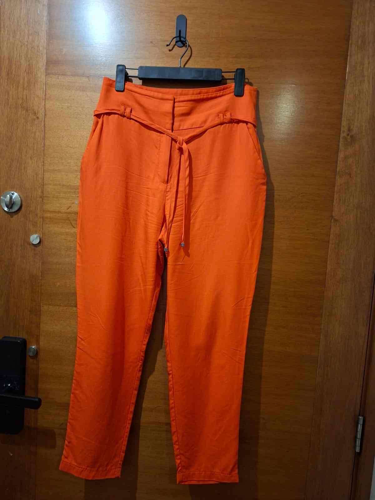 Pantalones anaranjados con cinturón - miniatura 3