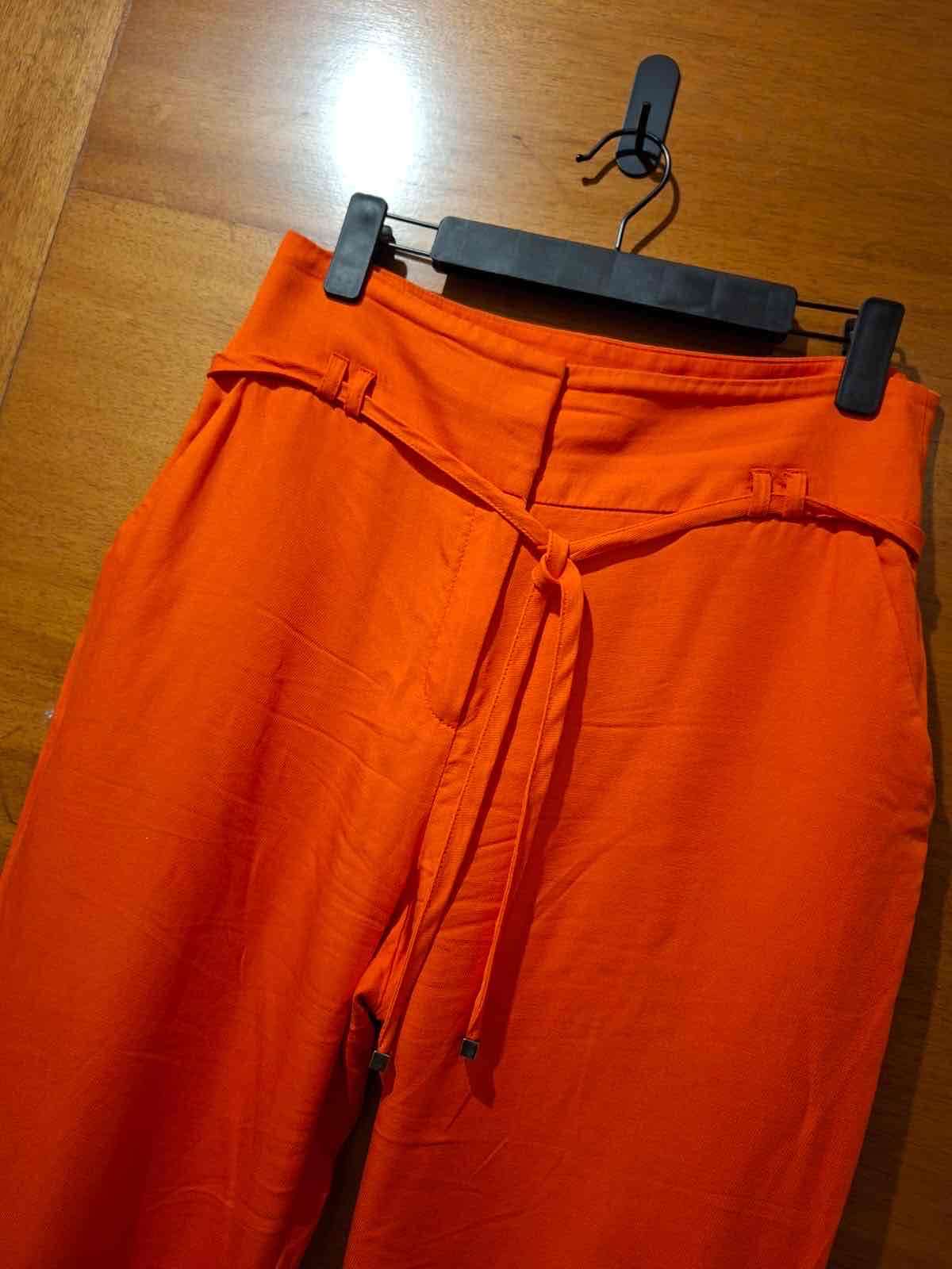 Pantalones anaranjados con cinturón - miniatura 4