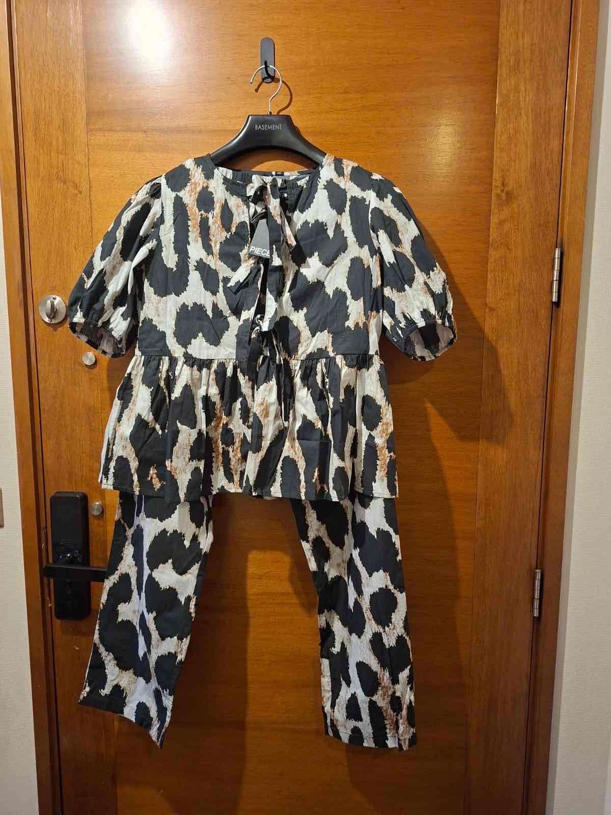 Conjunto pantalón y blusa estampado - miniatura 3