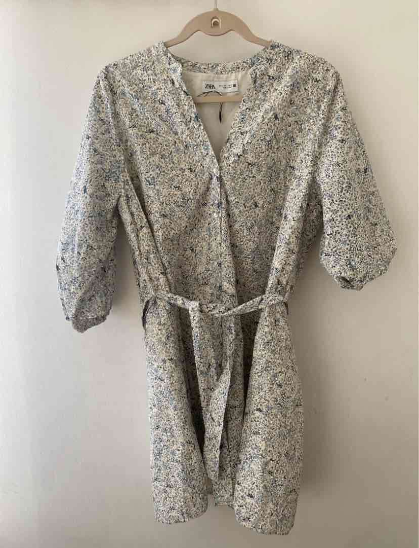 Vestido floral Zara con cinturón