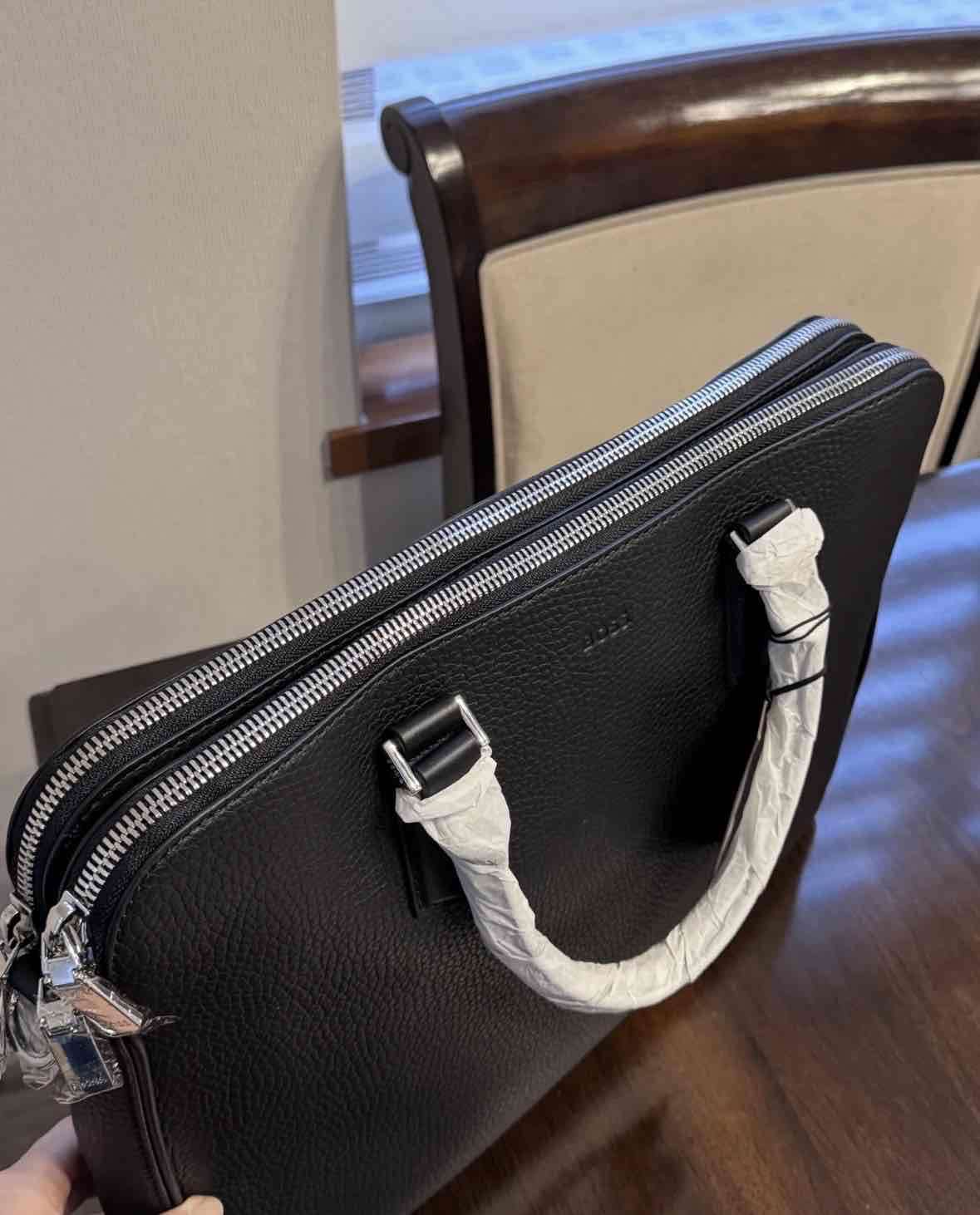 Bolso Hugo Boss 100% cuero NUEVO - miniatura 3