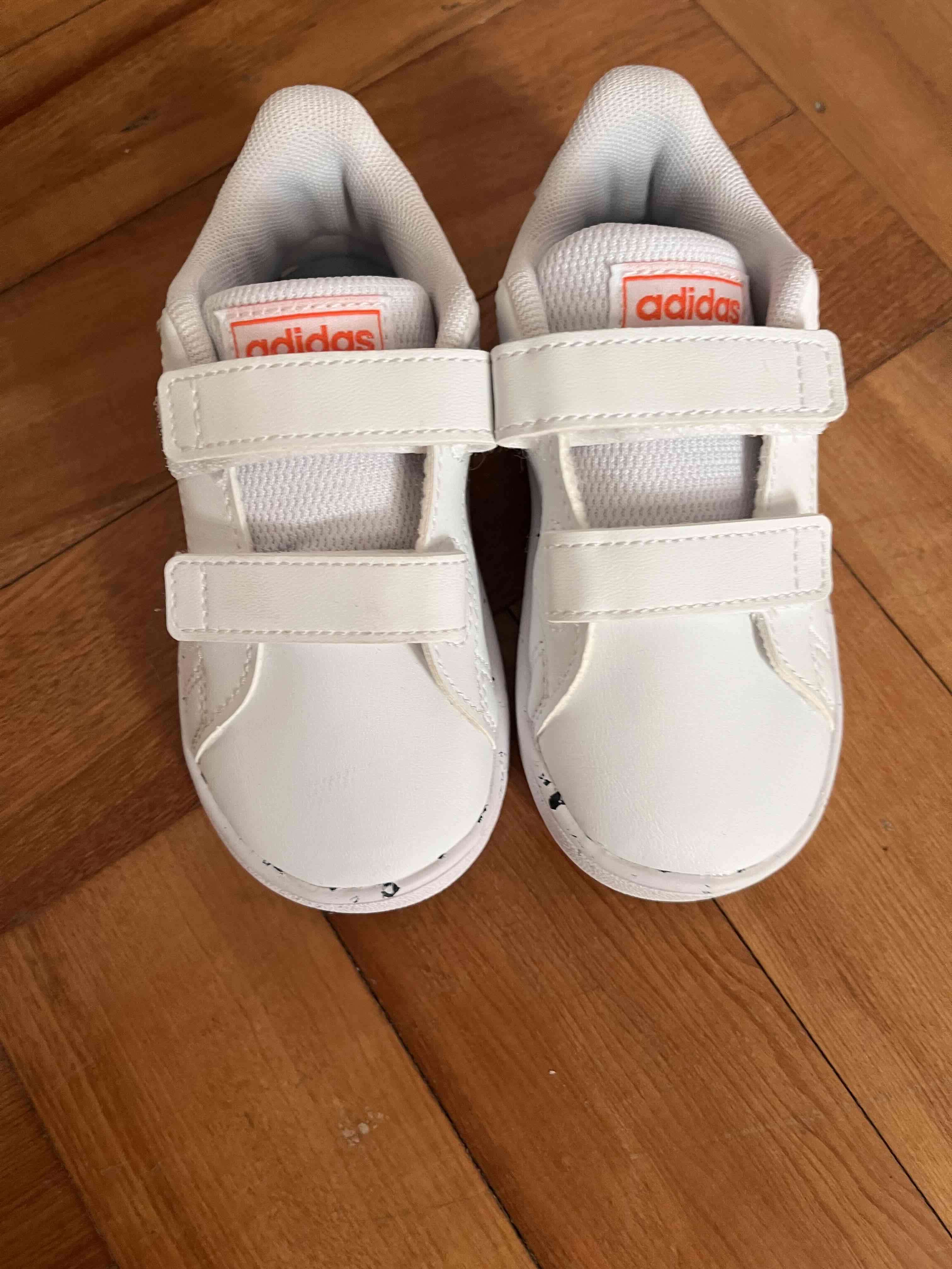 Zapatillas blancas Adidas para niño