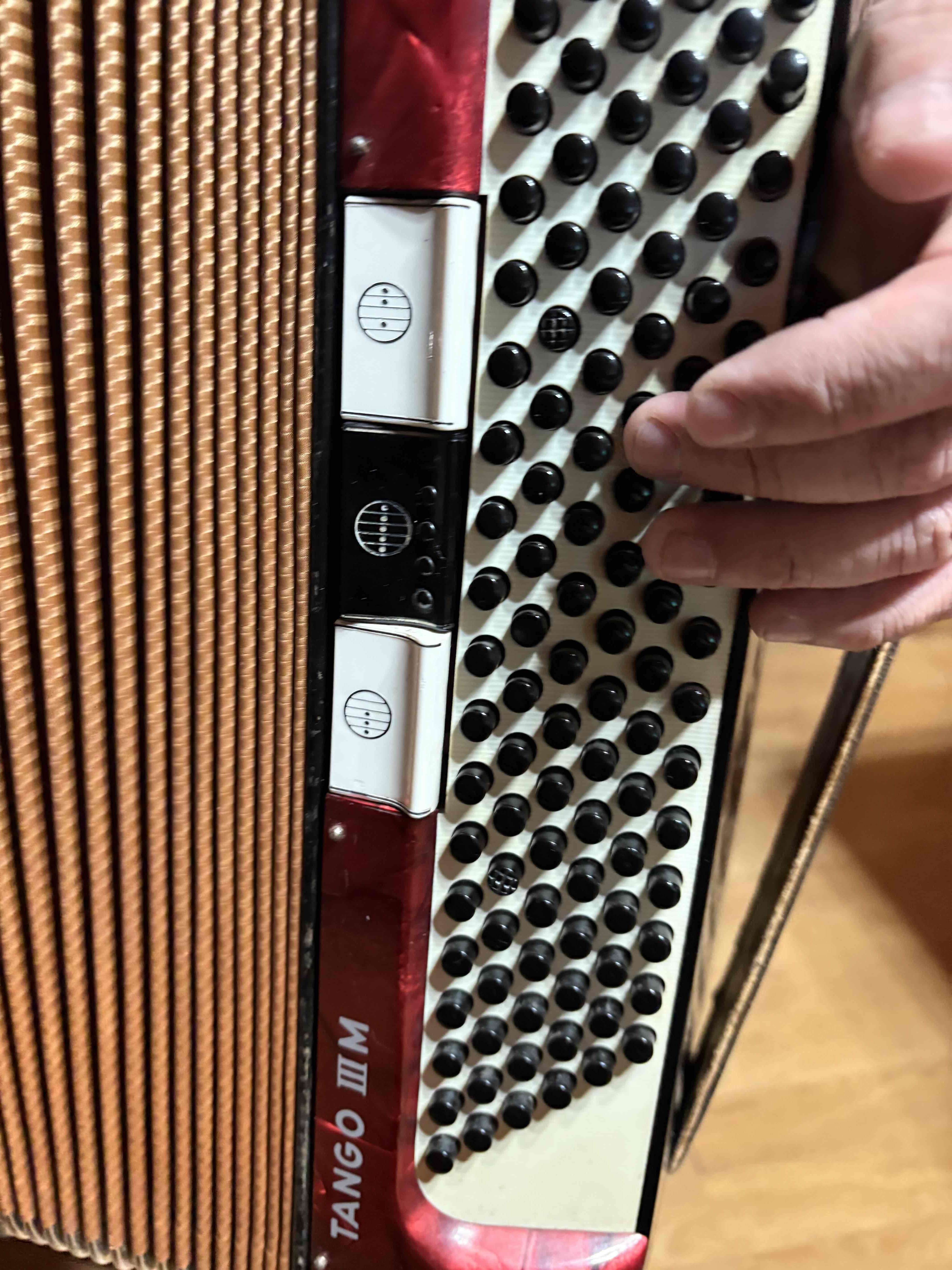 Acordeón Hohner Tango III M rojo - miniatura 2