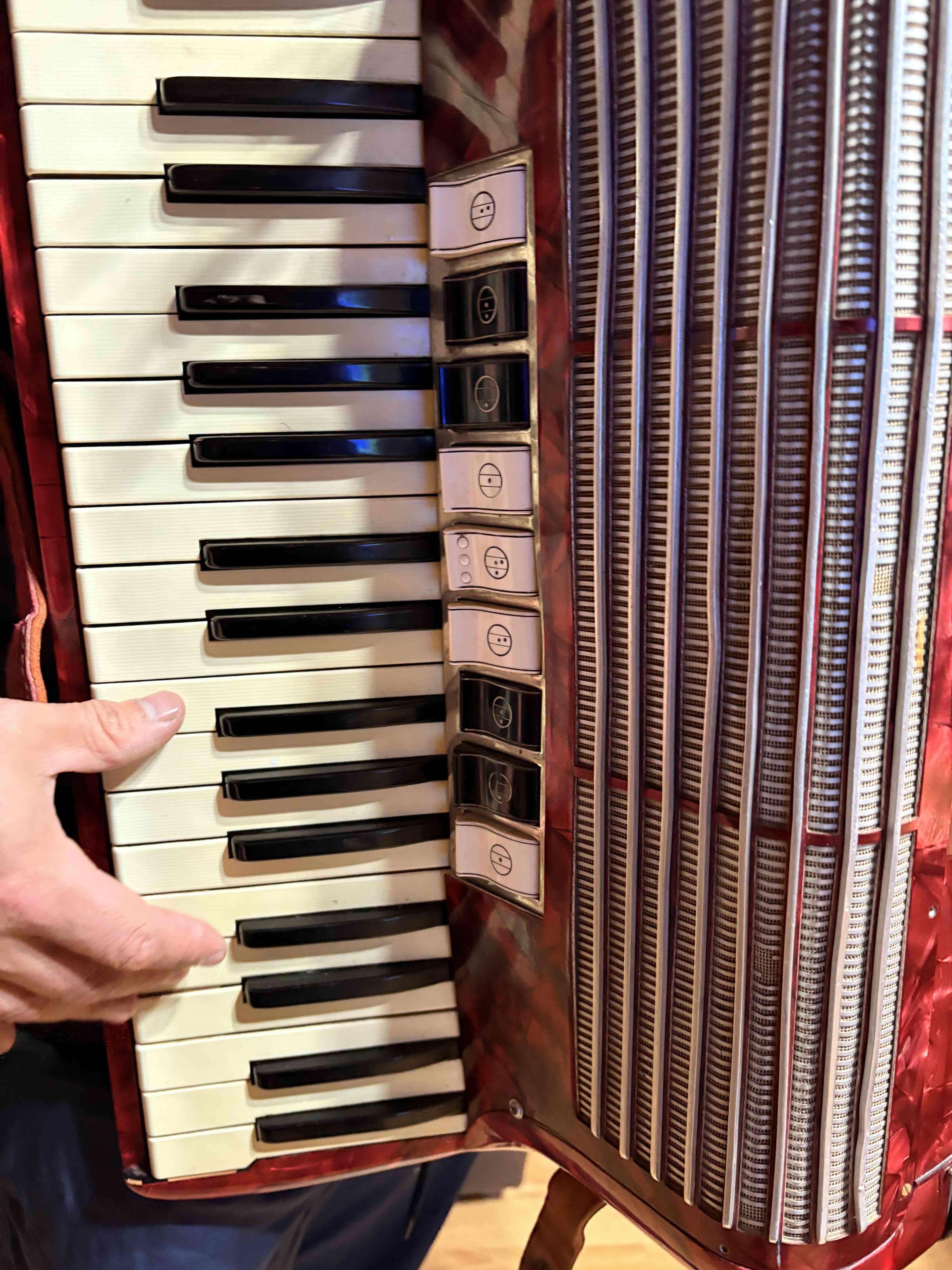 Acordeón Hohner Tango III M rojo - miniatura 3