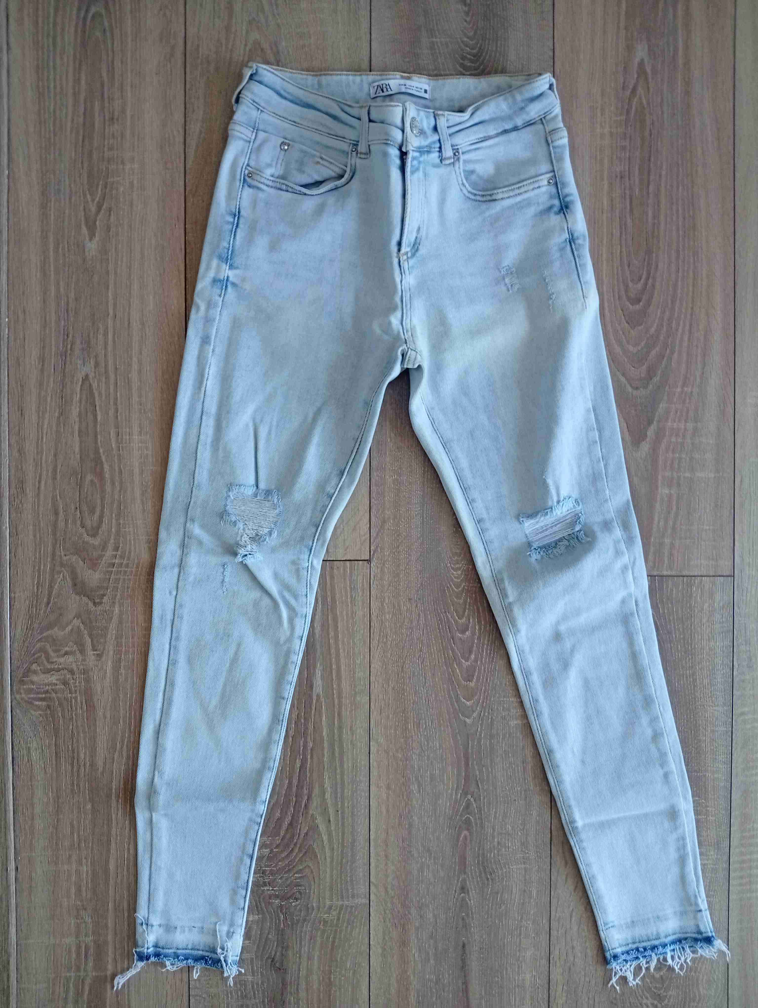Jeans celestes desgastados