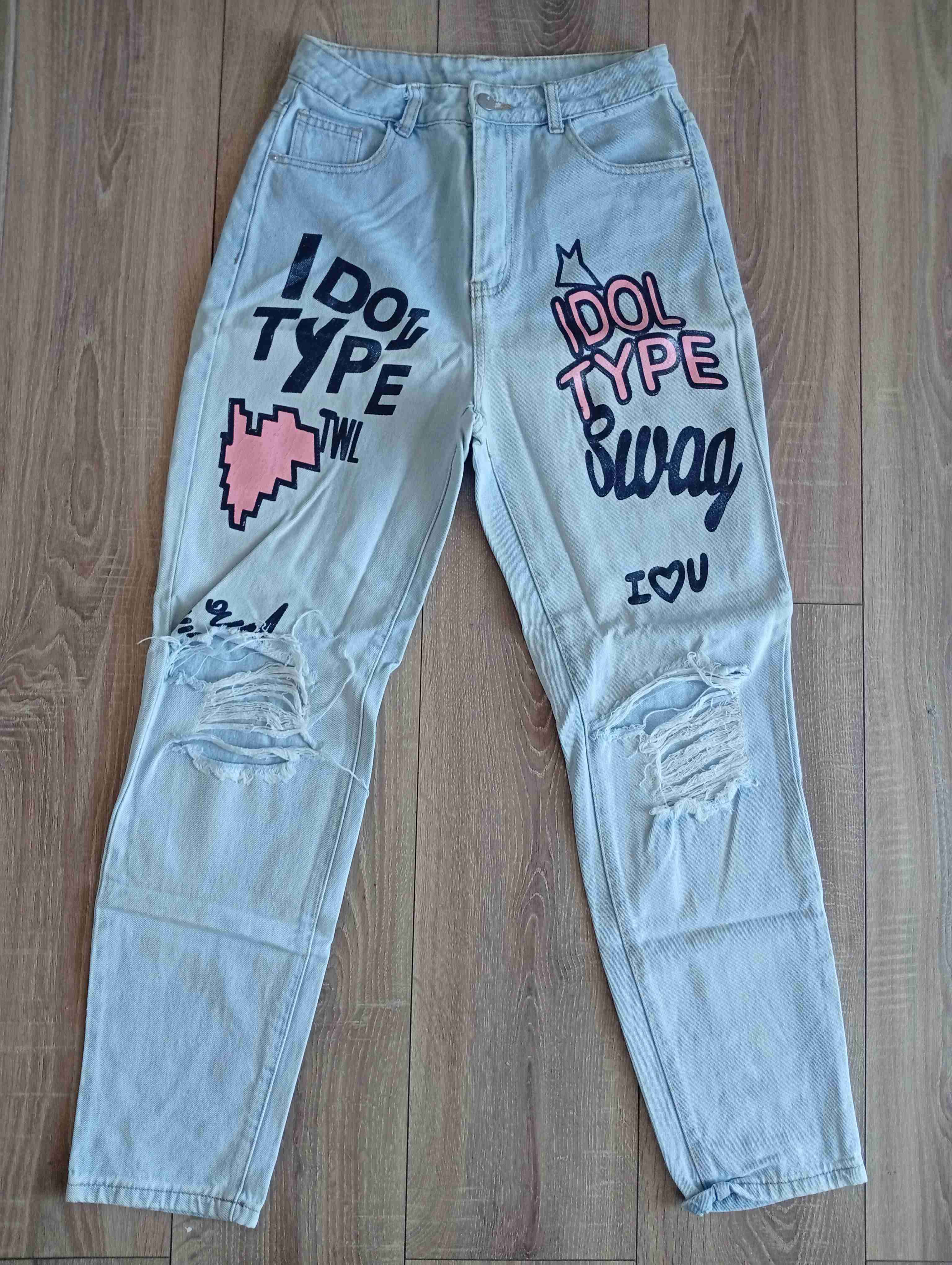 Jeans con diseño gráfico rasgados