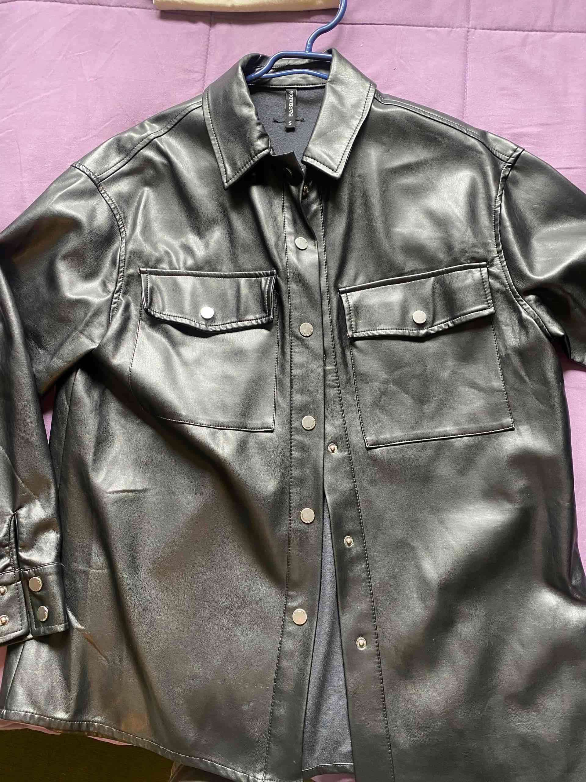 Camisa negra de cuero sintético