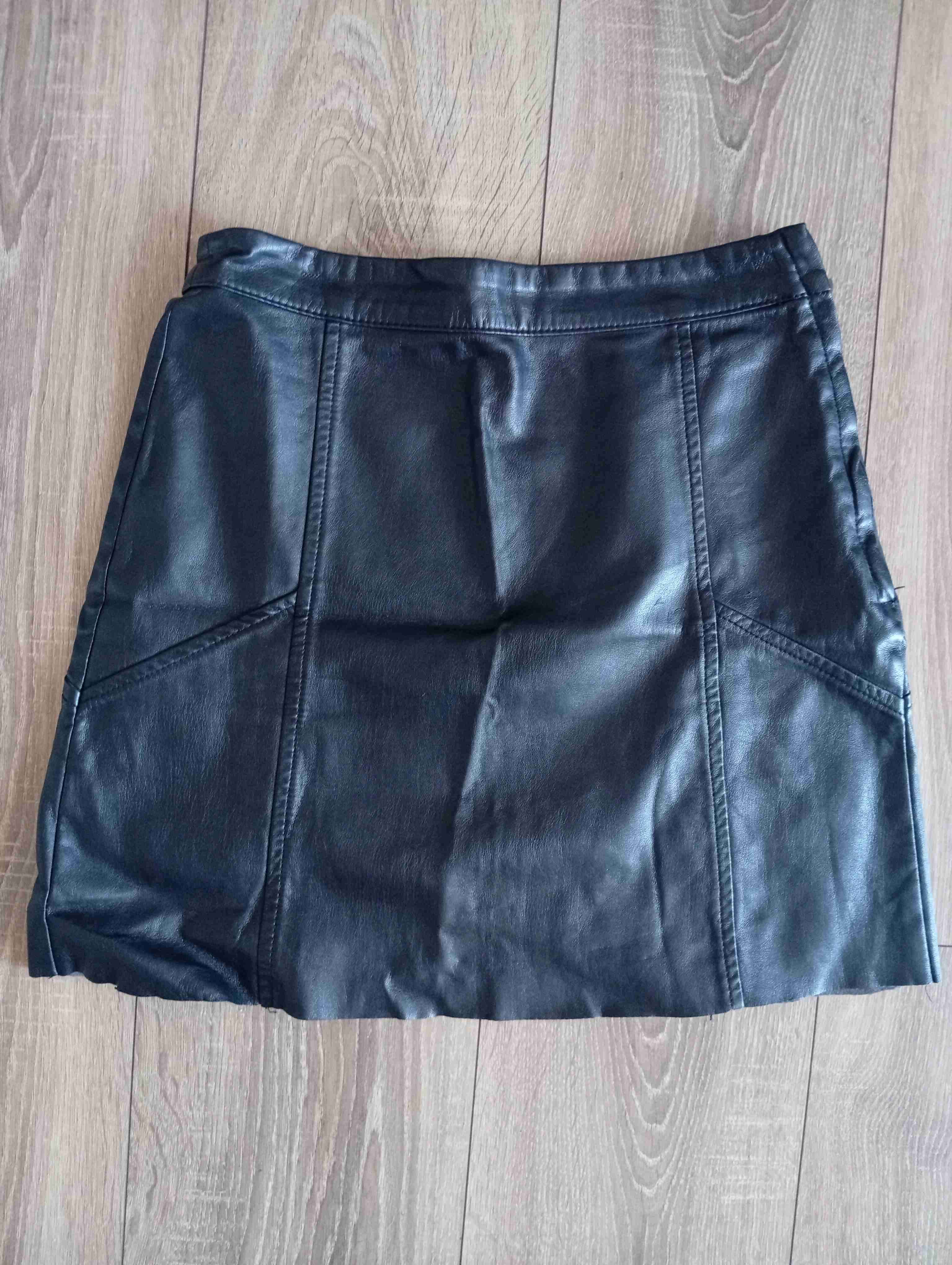 Falda negra de cuero sintético