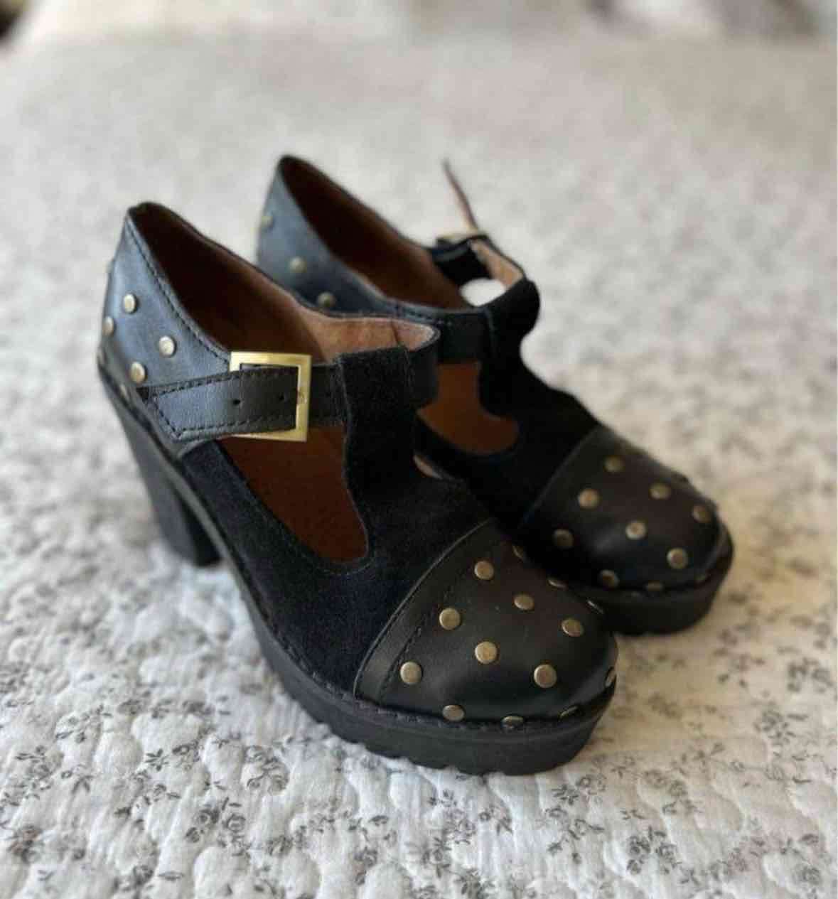 Zapatos negros con tachas doradas