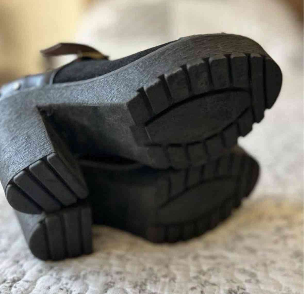 Zapatos negros con tachas doradas - miniatura 2