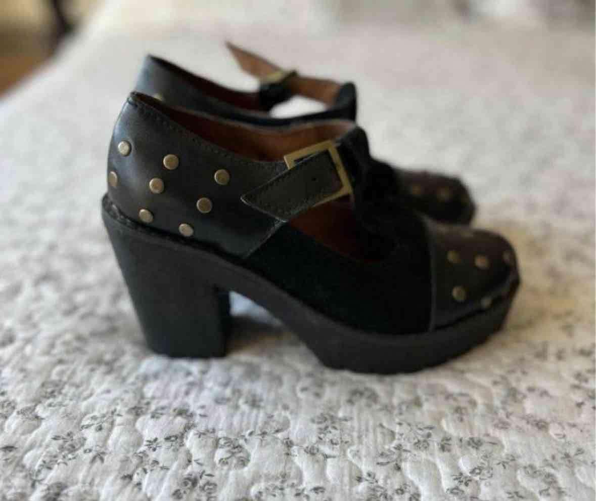 Zapatos negros con tachas doradas - miniatura 3