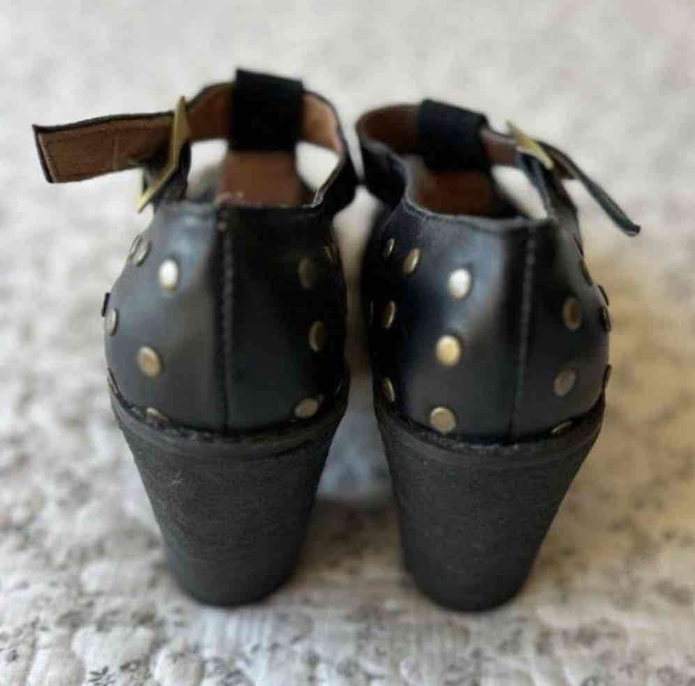 Zapatos negros con tachas doradas - miniatura 4