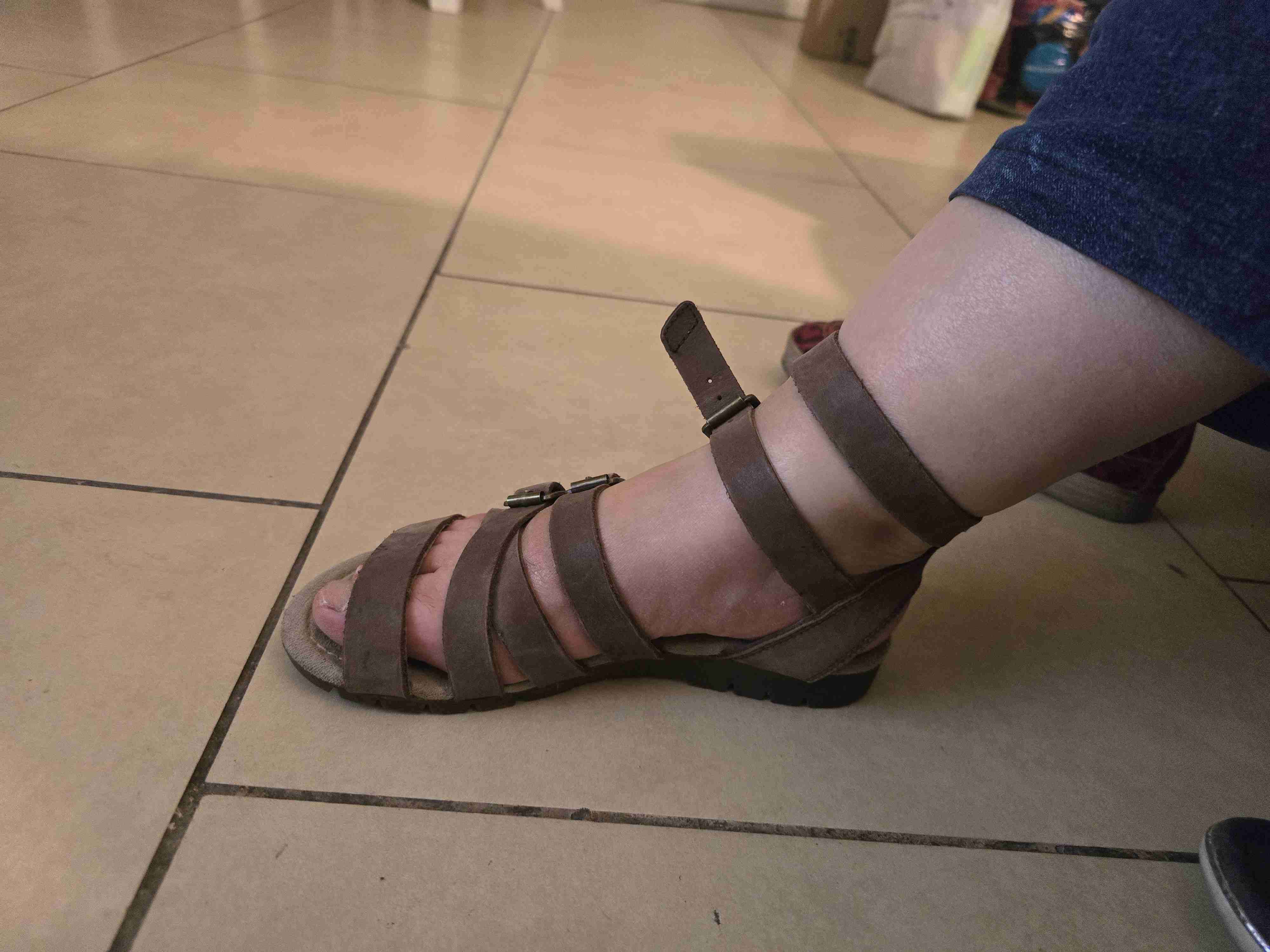 Sandalias marrones con correas