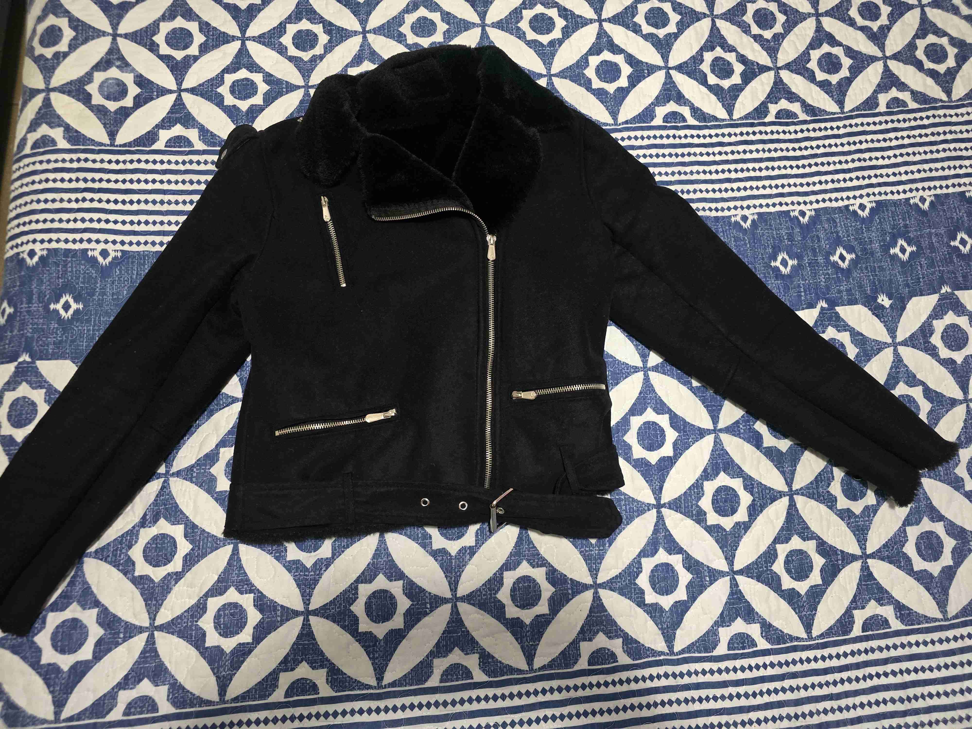 Chaqueta negra con cierre frontal