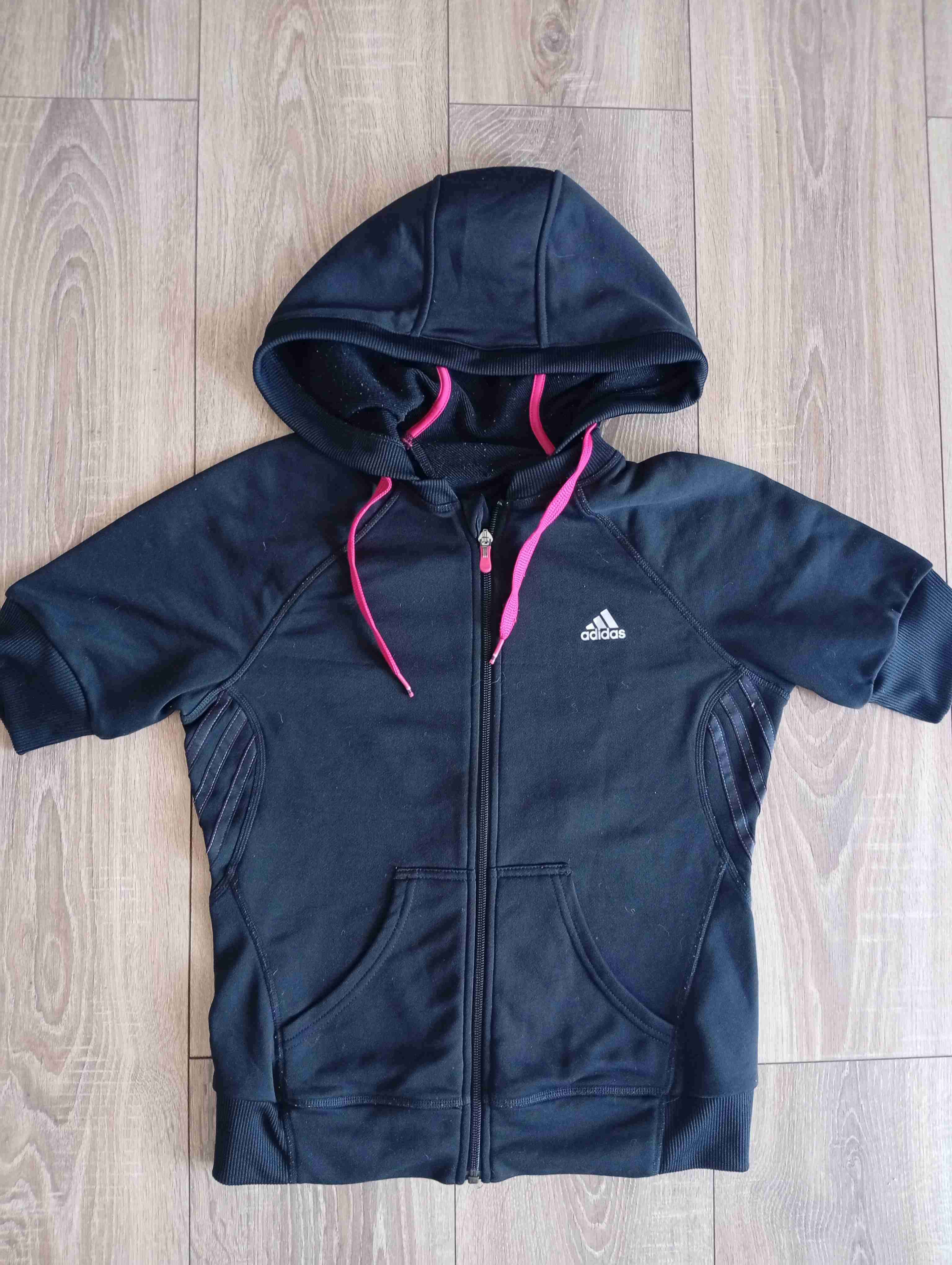 Polerón deportivo negro con capucha