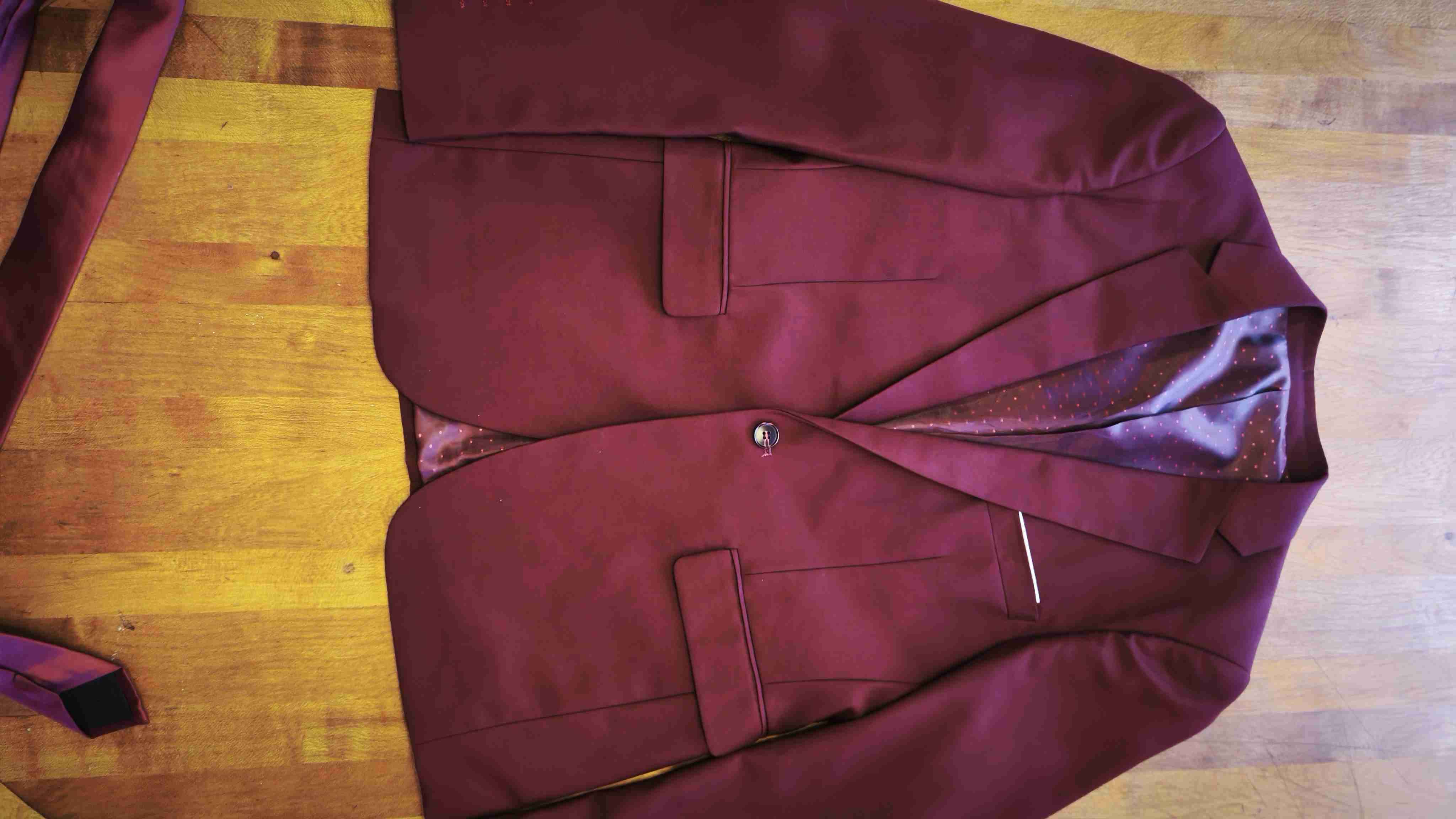 Traje formal burdeo con corbata - miniatura 2