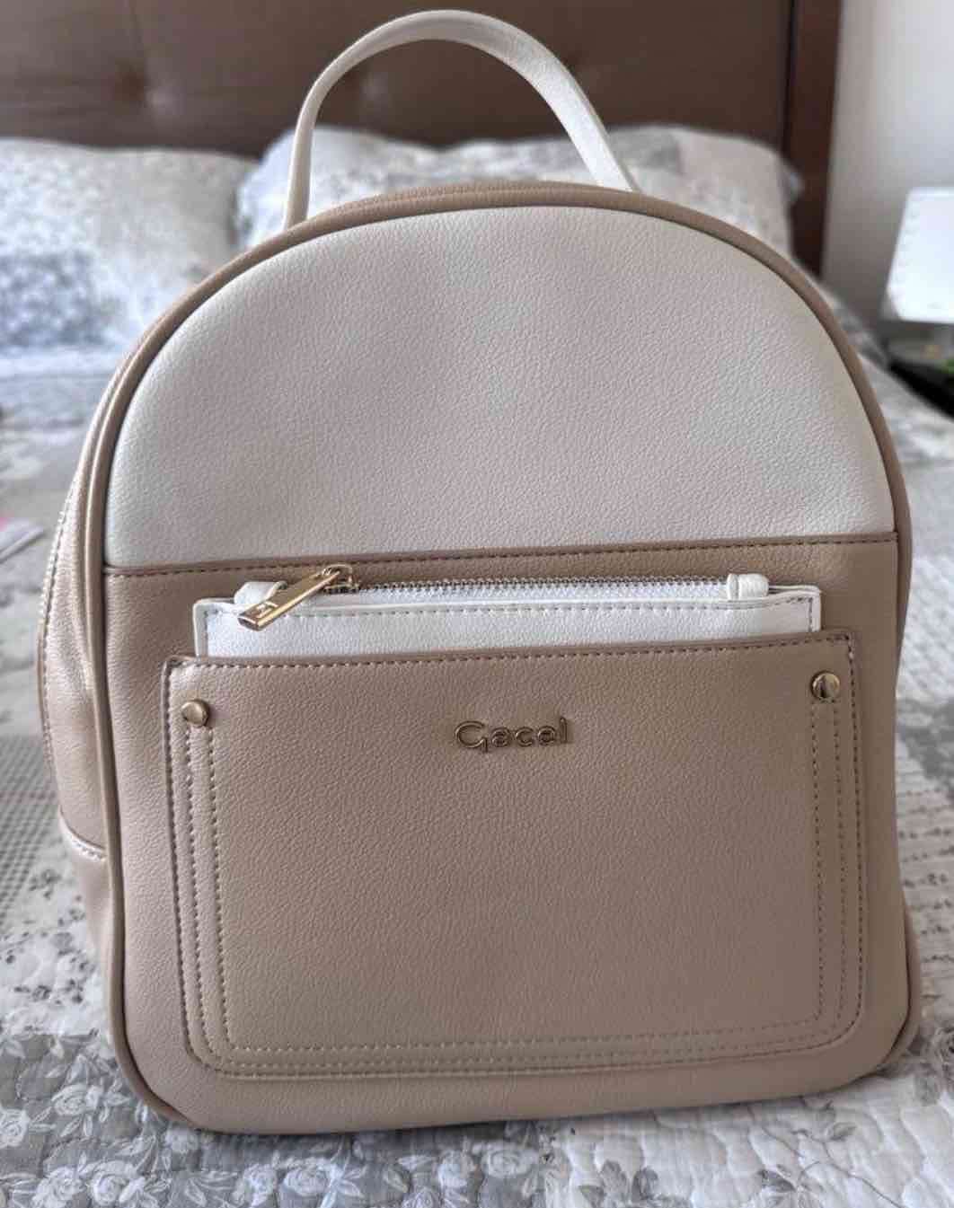 Mochila beige y blanca