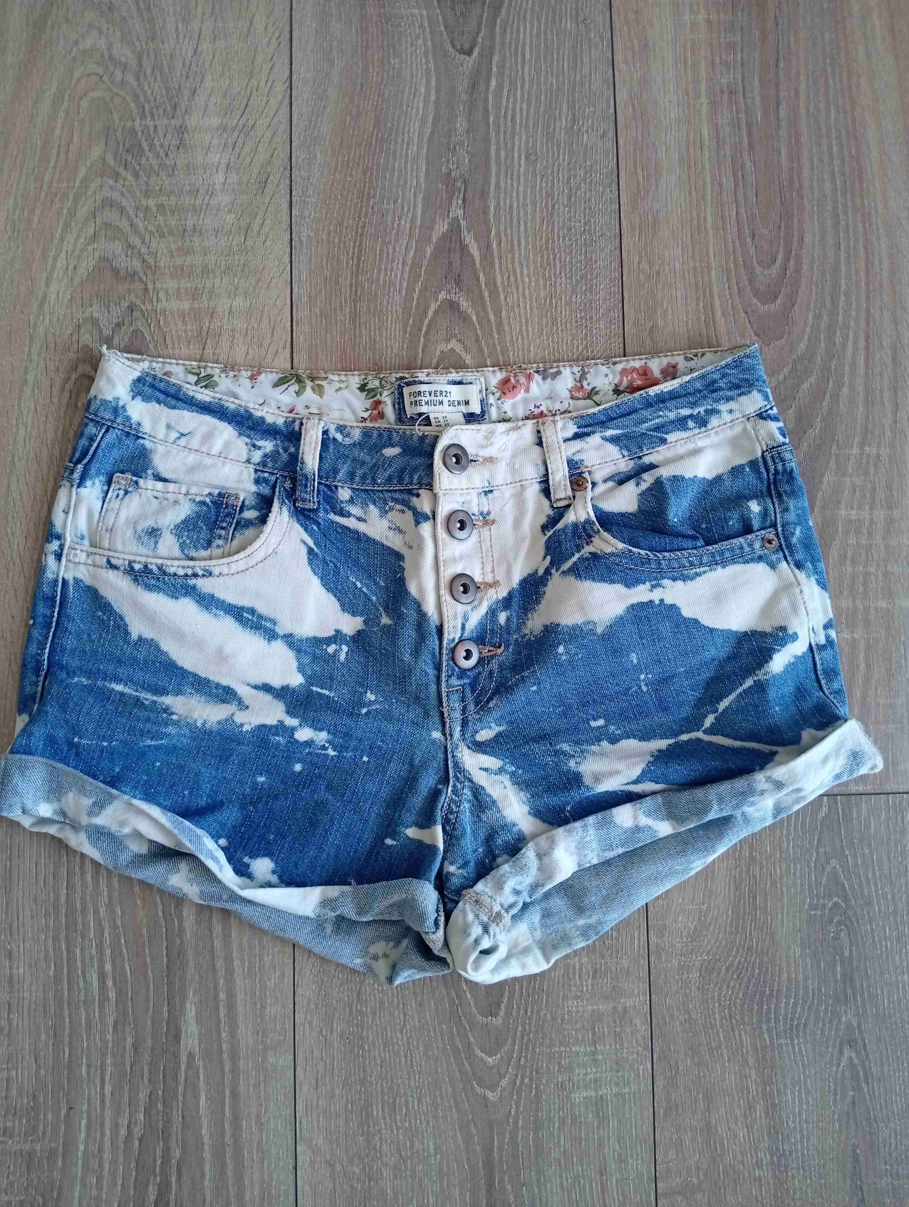 Shorts denim con diseño tie-dye