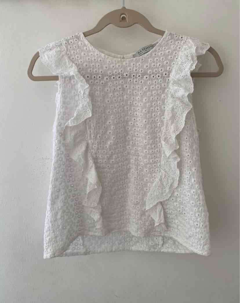 Polera blanca con volantes