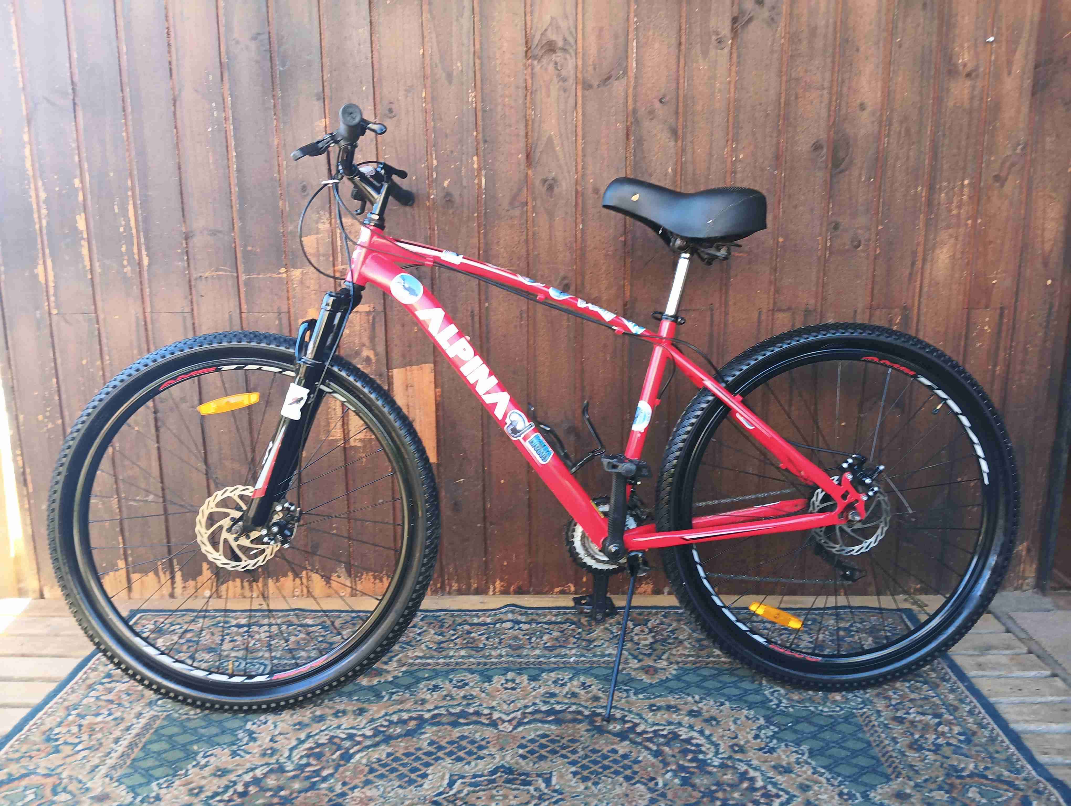 Bicicleta Alpina roja de montaña