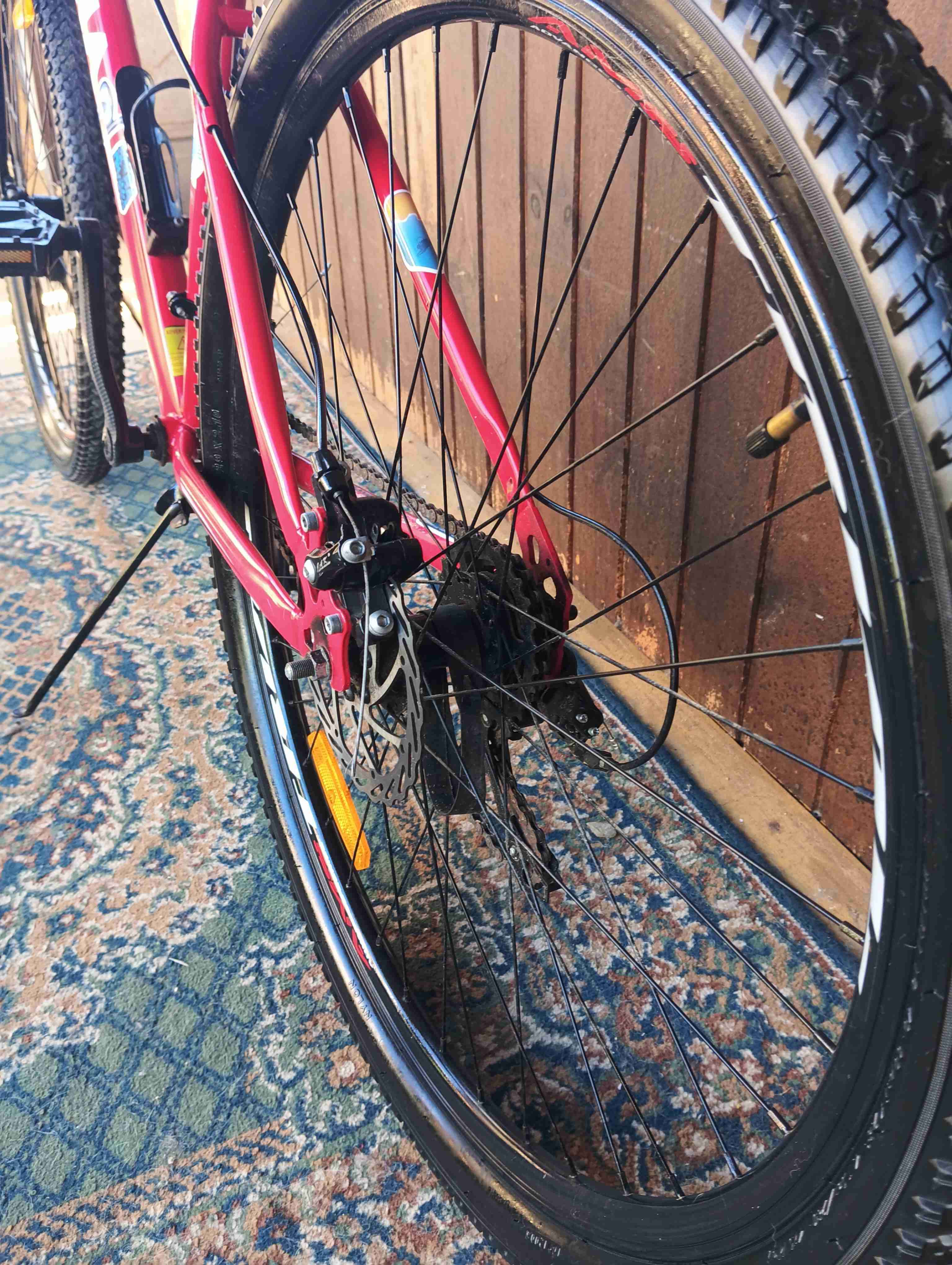 Bicicleta Alpina roja de montaña - miniatura 2