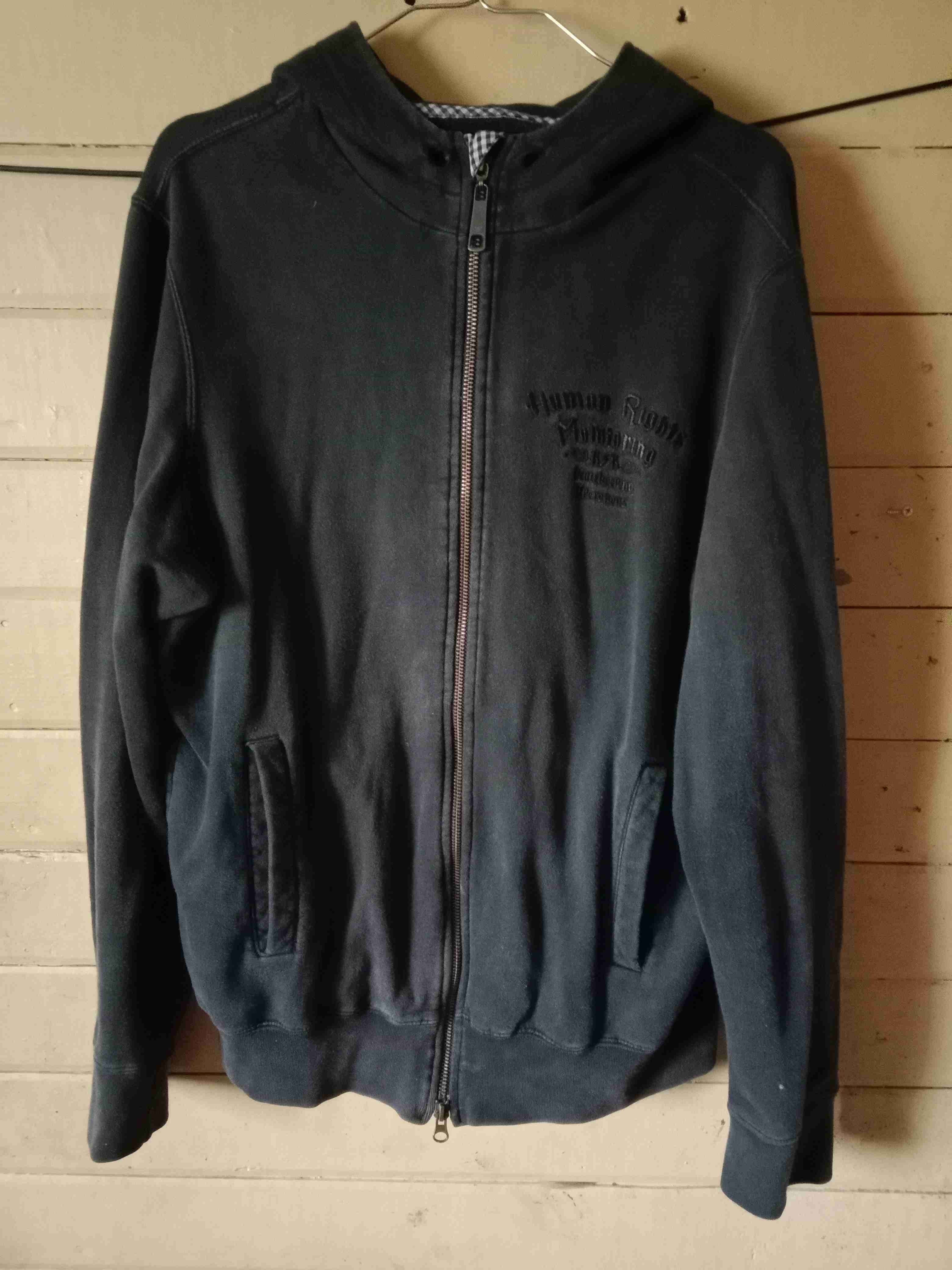 Polerón negro con capucha